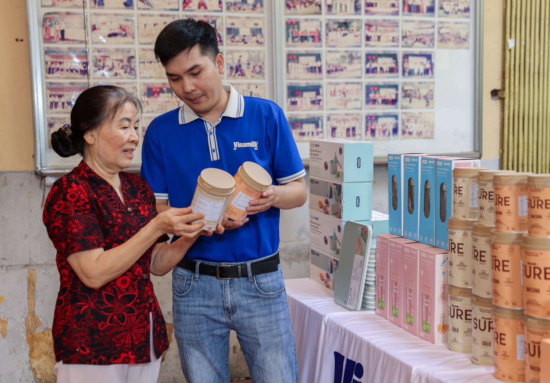 Hỗ trợ sản phẩm và tư vấn dinh dưỡng trong chương trình Ngày hội “chăm sóc sức khỏe người cao tuổi” tại phường Xuân Hòa, TP.HCM.Ảnh: Vi Nam.