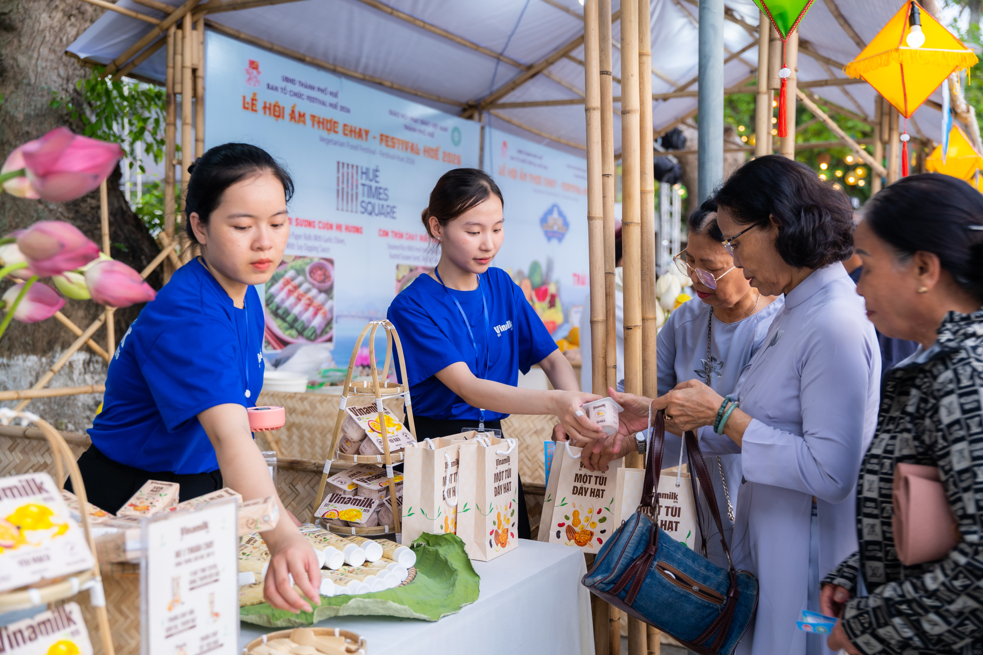 Bên cạnh các món ăn được chế biến công phu, gian hàng Vinamilk thu hút sự quan tâm của đông đảo khách tham dự lễ hội với các sản phẩm có nguồn gốc thực vật. Nổi bật là bộ 3 sản phẩm thuần chay, mang đến lựa chọn dinh dưỡng lành mạnh, phù hợp với xu hướng sống xanh: Creamer 9 loại hạt (kem đặc 9 loại hạt), Sữa hạt 9 loại hạt và Sữa chua 9 loại hạt.