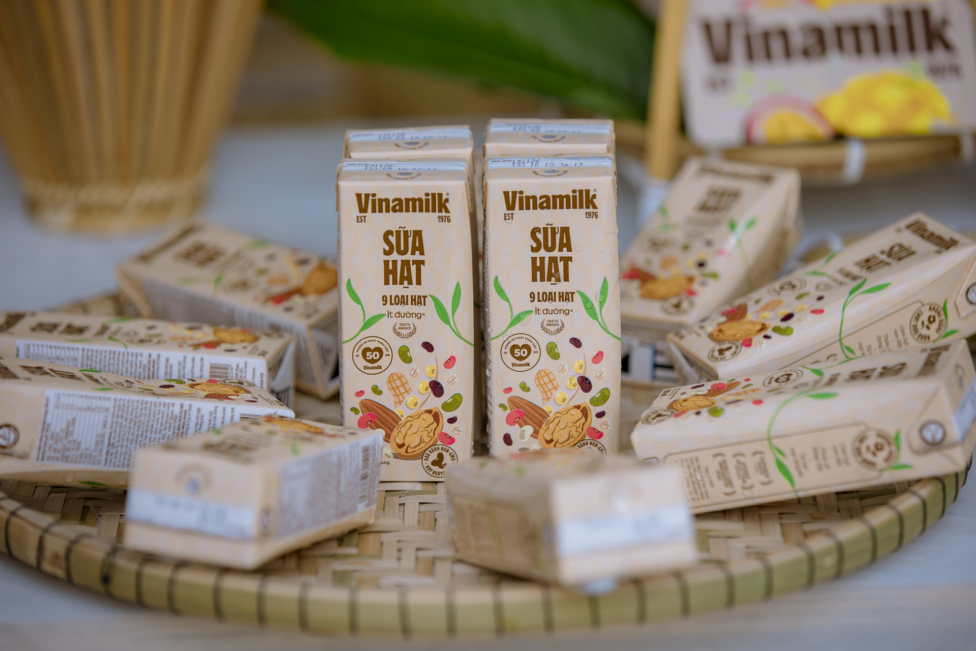 Được tinh tuyển từ các loại hạt cao cấp và công nghệ xay nguyên hạt đột phá, sữa hạt 9 loại hạt là một trong những đại diện tiêu biểu cho dòng sản phẩm thuần chay, hướng đến lối sống xanh - bền vững của Vinamilk. Không chỉ nắm giữ kỷ lục “sữa hạt bán chạy nhất Việt Nam”, sản phẩm đã xuất sắc chinh phục nhiều giải thưởng uy tín về chất lượng và hương vị quốc tế như: Giải thưởng Sáng tạo ngành sữa thế giới (World Dairy Innovation Awards), Giải thưởng Vị ngon thượng hạng (Superior Taste Awards), và Giải Vàng quốc tế về chất lượng (Gold Award) từ Tổ chức Monde Selection (Bỉ).