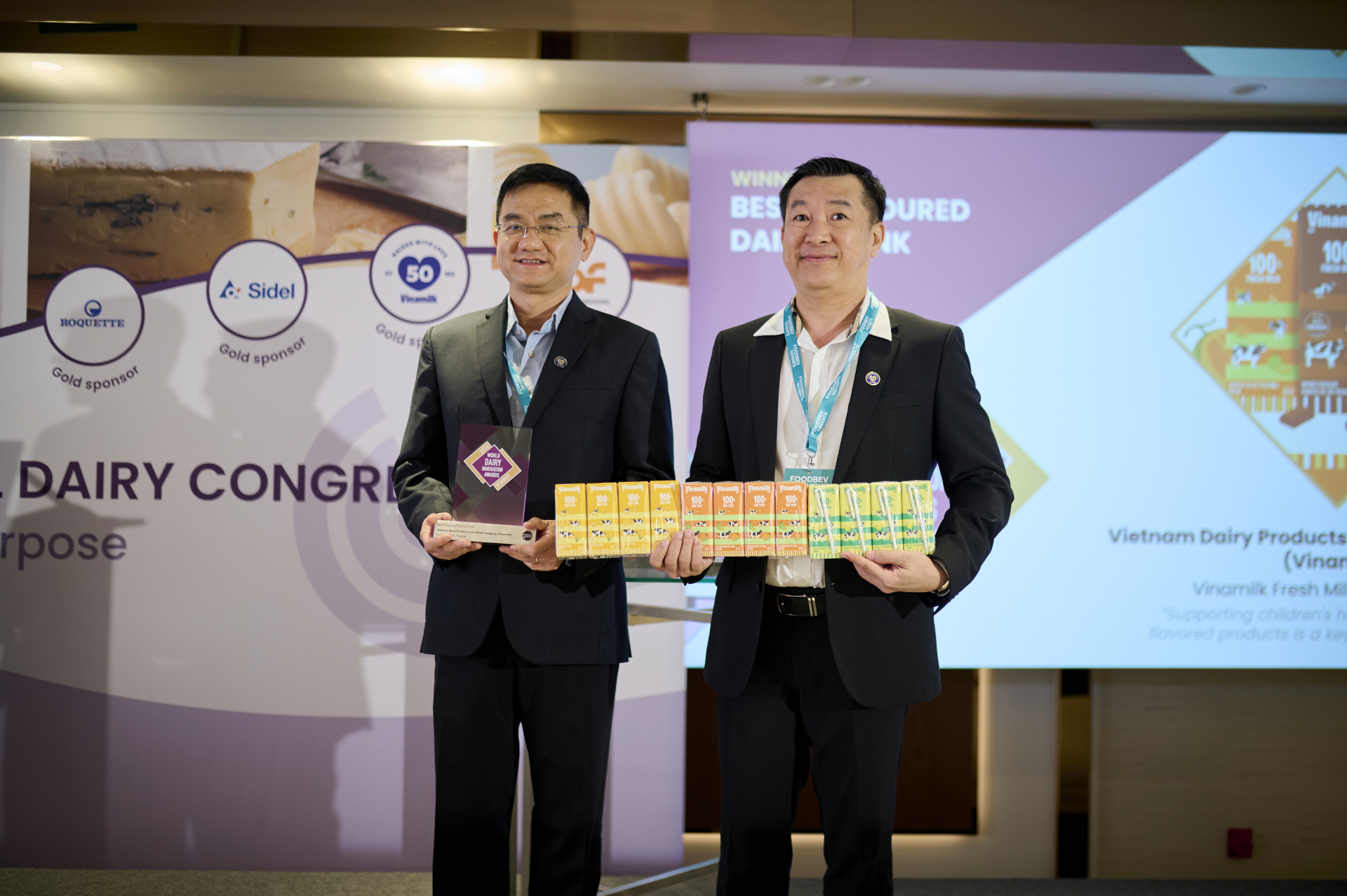 Ông Nguyễn Quang Trí – Giám đốc Điều hành Marketing Vinamilk cùng ông Đỗ Thanh Tuấn – Giám đốc Đối Ngoại Vinamilk nhận vinh danh tại Giải thưởng Đổi mới sáng tạo ngành Sữa toàn cầu 2026, Barcelona – Tây Ban Nha. Ảnh: Xavier