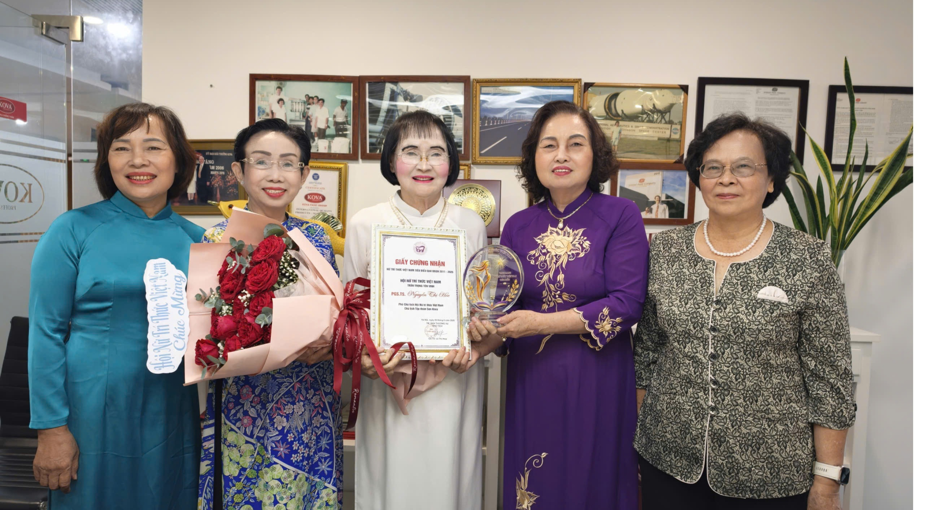 PGS.TS Nguyễn Thị Hòe, Phó Chủ tịch Hội Nữ trí thức Việt Nam, Chủ tịch Tập đoàn Sơn KOVA (giữa) được vinh danh Nữ trí thức Việt Nam tiêu biểu giai đoạn 2011-2016 nhờ những đóng góp nổi bật trong nghiên cứu, ứng dụng khoa học. Ảnh Viên Đỗ. 