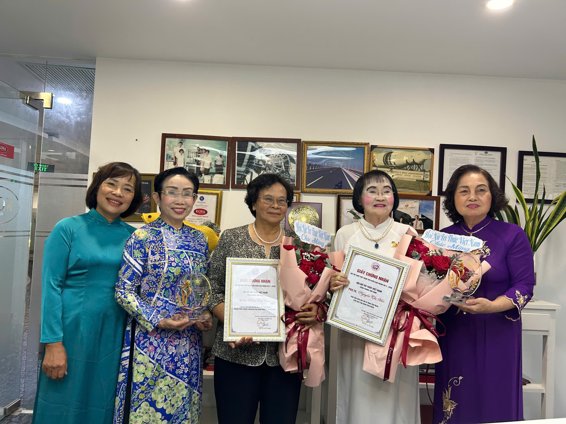 GS.TS Phan Thị Tươi và PGS.TS Nguyễn Thị Hòe đón nhận danh hiệu Nữ trí thức Việt Nam tiêu biểu giai đoạn 2011-2026 của Hội Nữ trí thức Việt Nam tôn vinh. Ảnh: Viễn Đỗ. 
