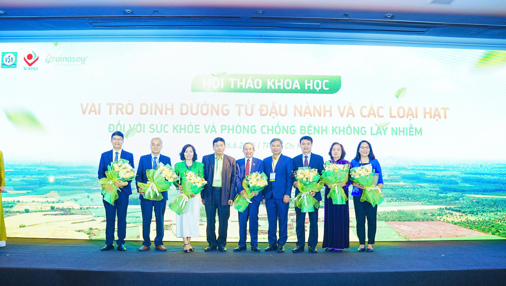 Ban Tổ chức tặng hoa các diễn giả và chuyên gia tham dự chương trình. 