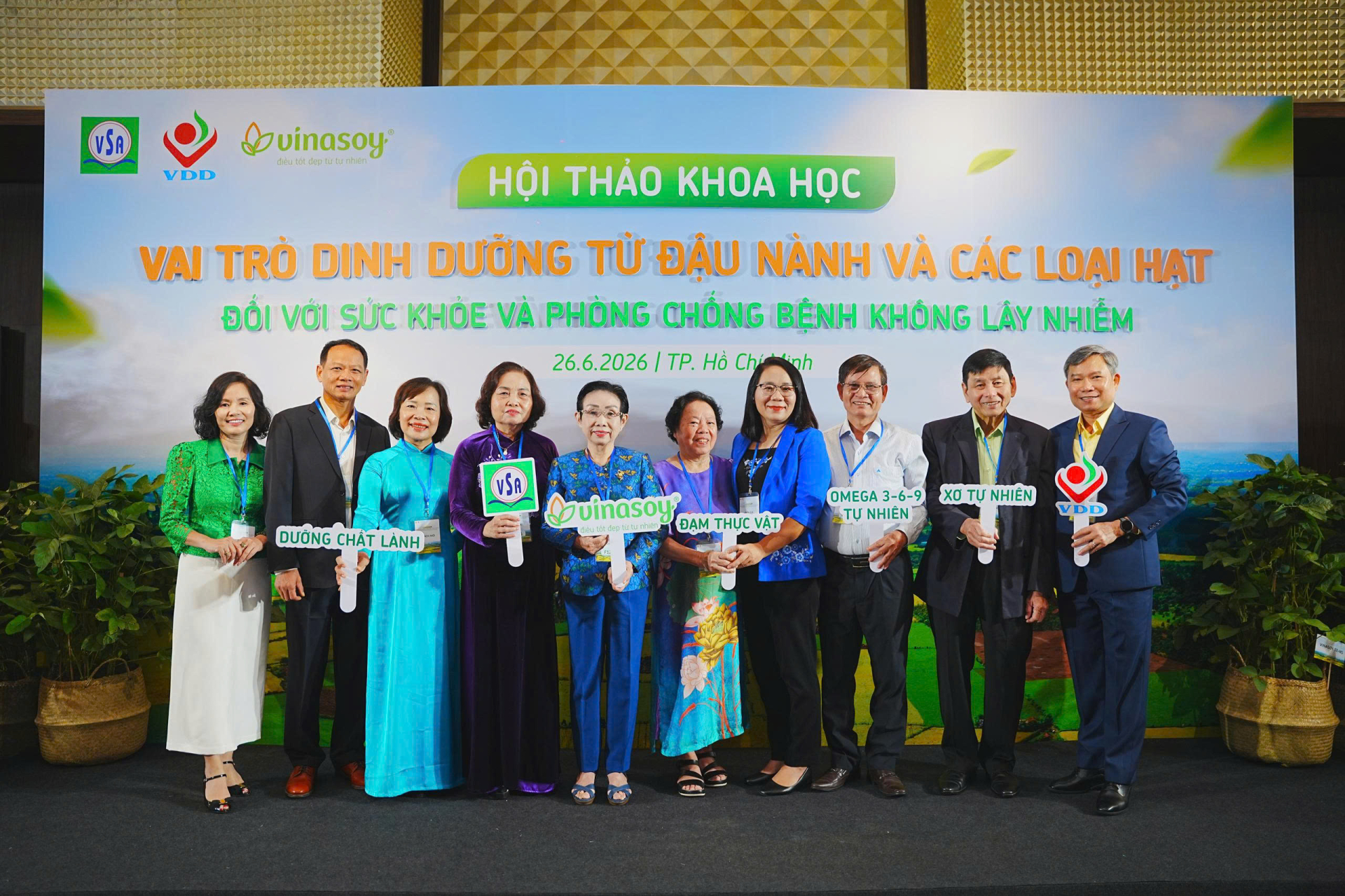 Các đại biểu chụp ảnh lưu niệm