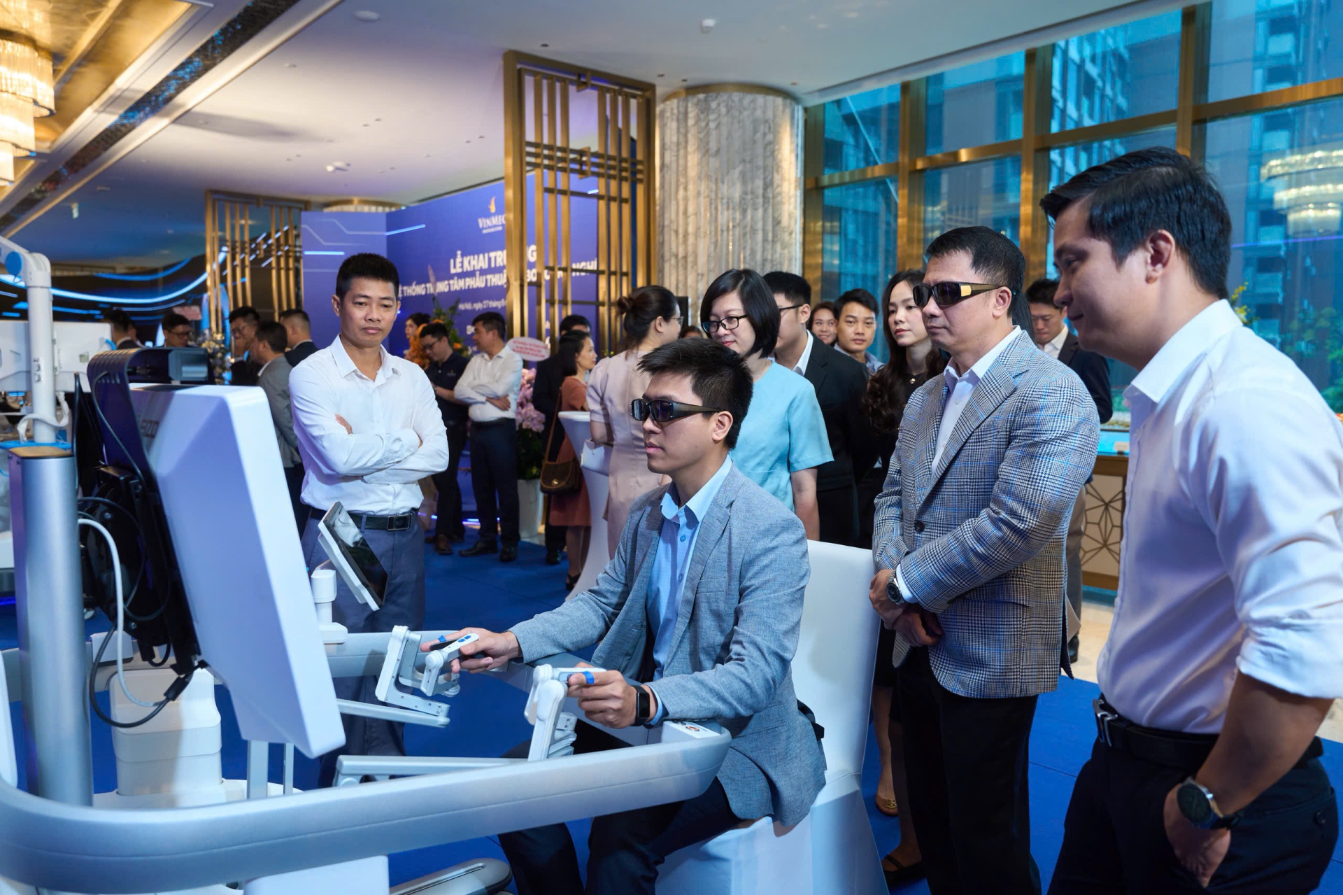 Khách mời trải nghiệm không gian công nghệ robot tại sự kiện.