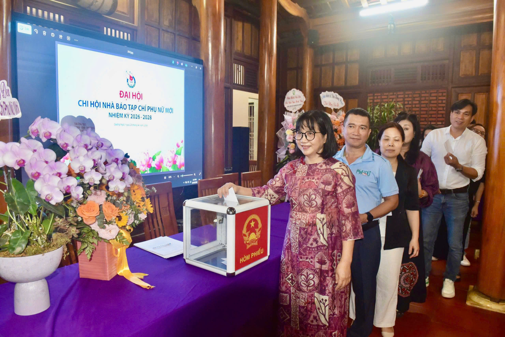 Đại hội Chi hội Nhà báo Tạp chí Phụ nữ Mới bầu ban thư ký chi hội. 