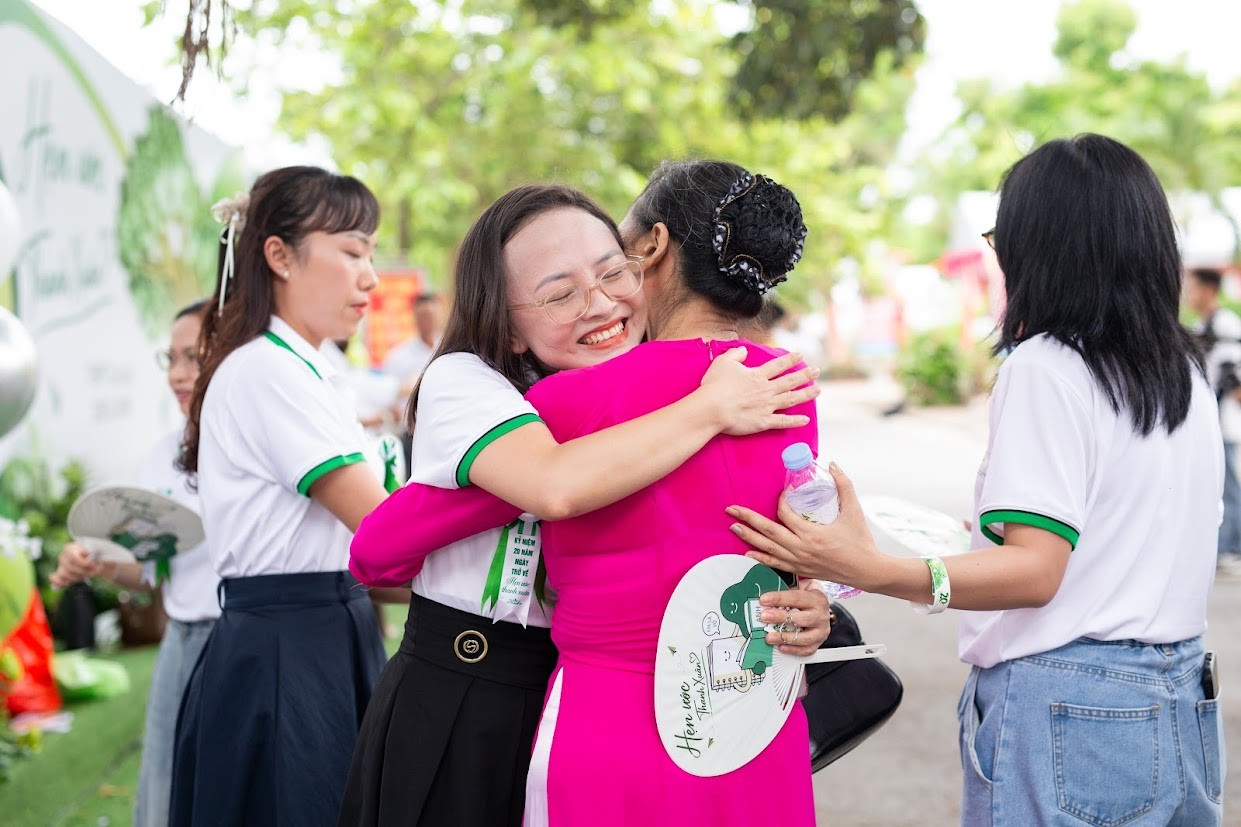 Cô trò hội ngộ sau 20 năm.