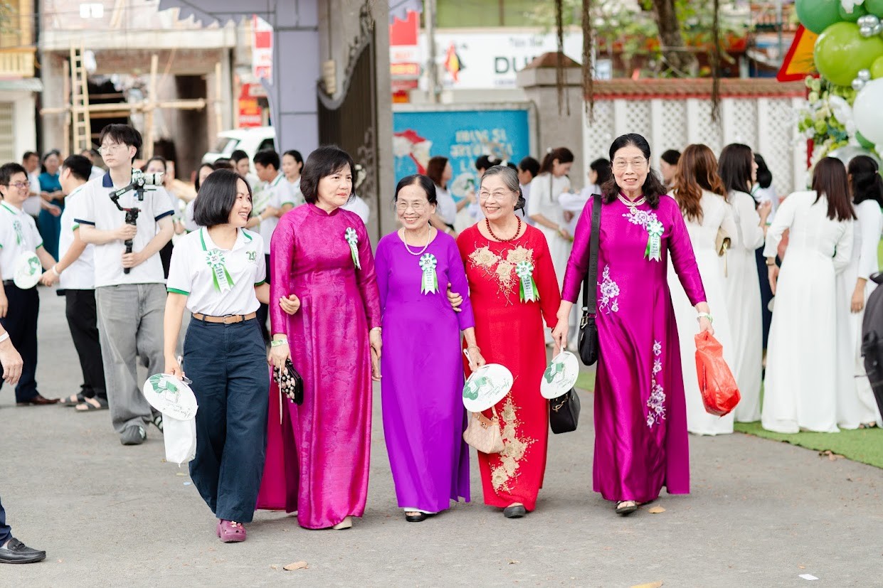 Nhiều thầy cô và thế hệ học sinh đã về trường sau 20 năm xa cách. 