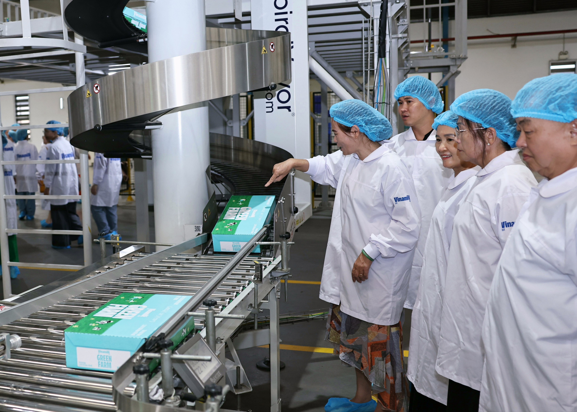 Tham quan nhà máy Vinamilk với dây chuyền khép kín, càng củng cố niềm tin bền vững của người tiêu dùng với thương hiệu sữa Quốc gia. Ảnh: Vi Nam
