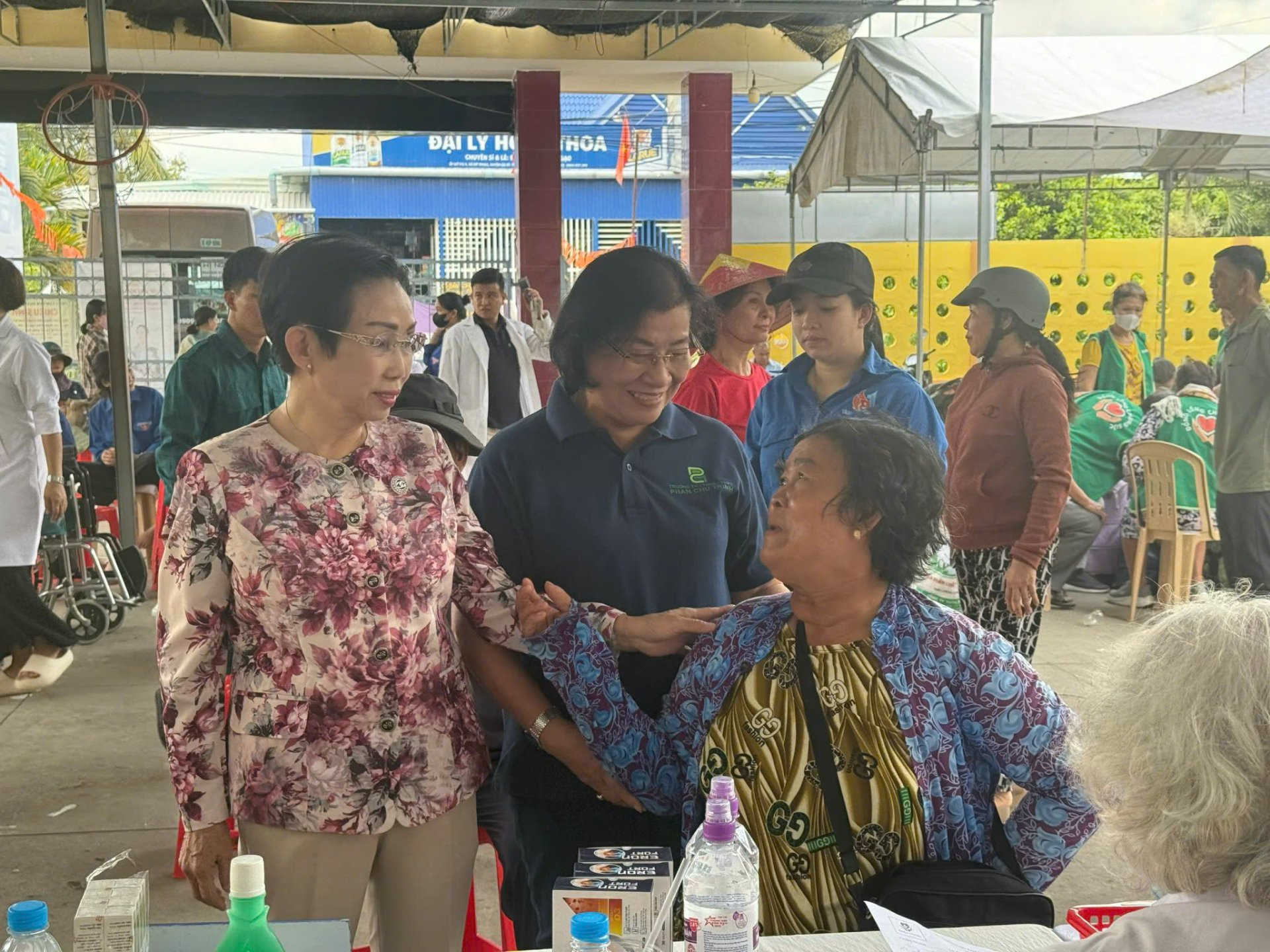 Nhà giáo Đặng Thị Ngọc Bích luôn đồng hành cùng các hoạt động từ thiện Nữ tri thức TP.HCM.