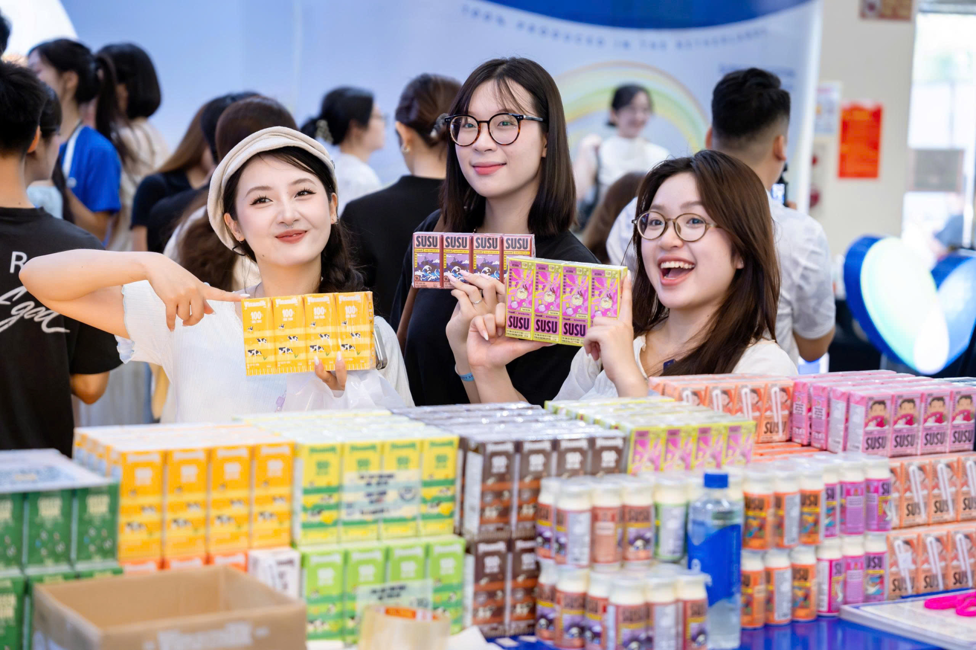 Với sự am hiểu người tiêu dùng cùng năng lực tiếp cận các nghiên cứu khoa học dinh dưỡng mới nhất trên thế giới, danh mục các sản phẩm đa dạng của Vinamilk đang tạo thiết lập những tiêu chuẩn chưa từng có tiền lệ tại Việt Nam.