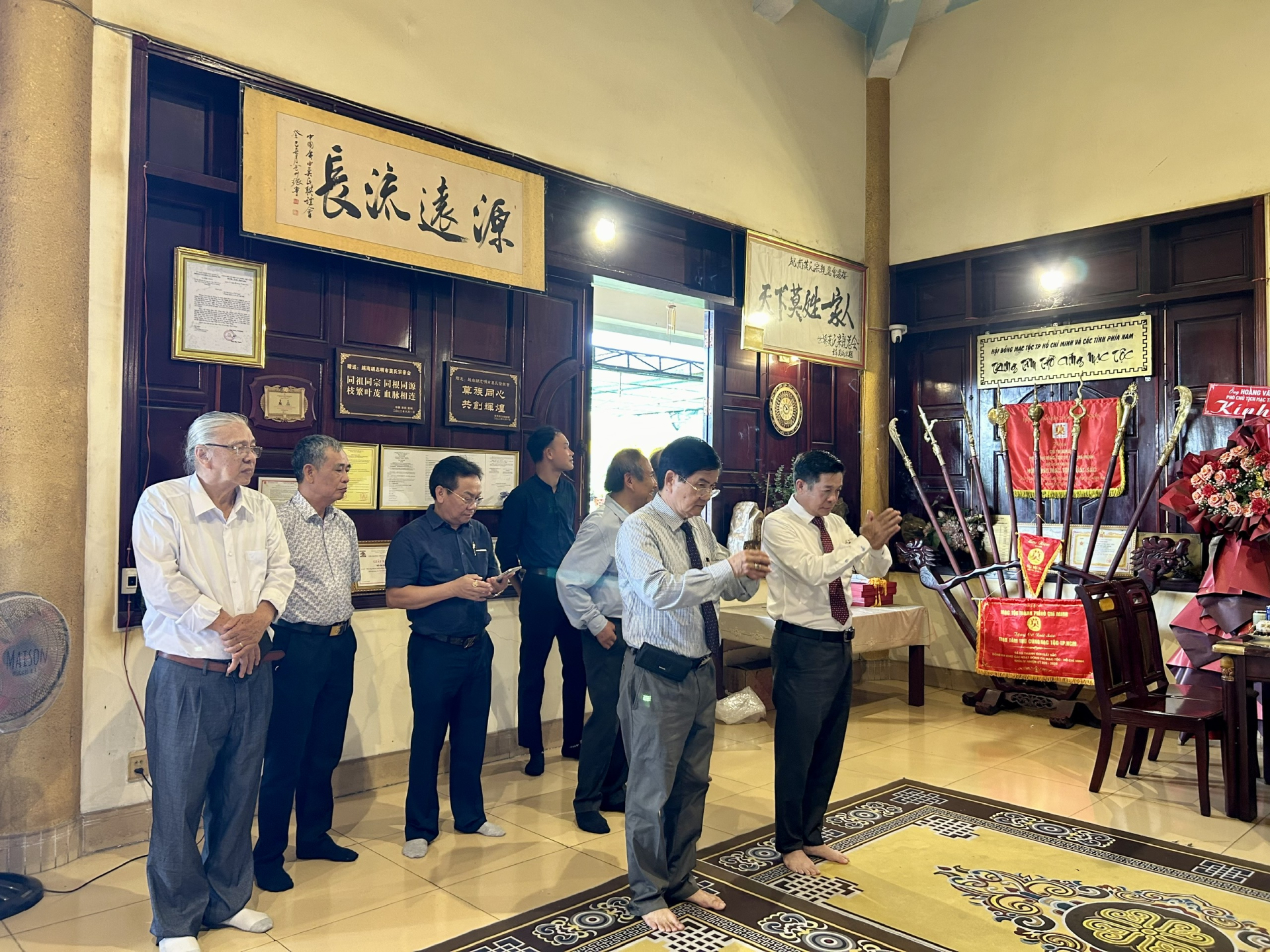 Rất đông con cháu họ Mạc và các dòng họ dâng hương tại buổi lễ. 