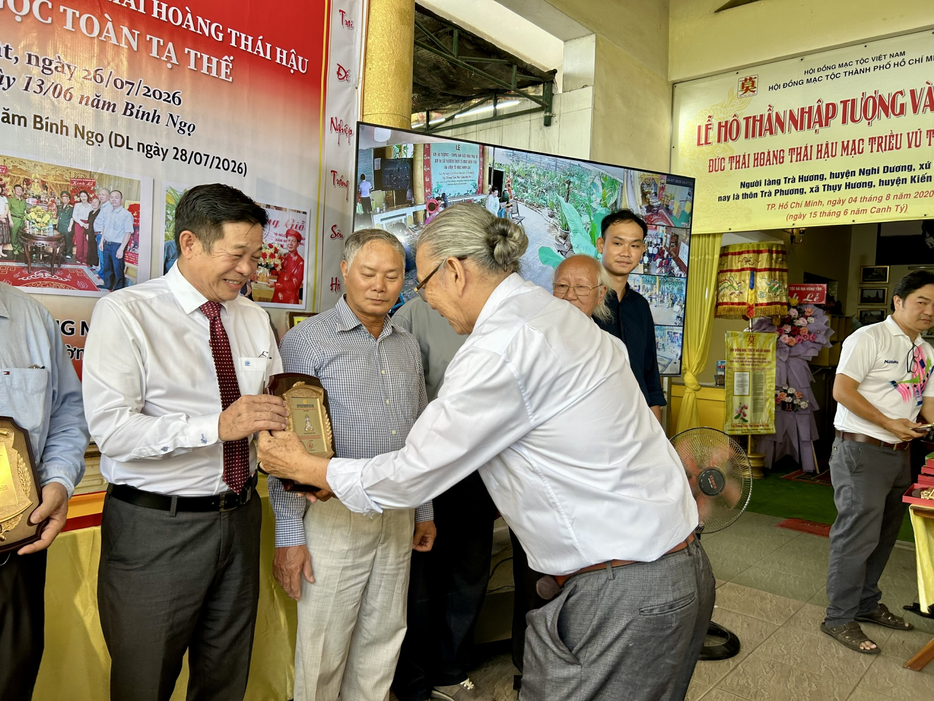 Trao Kỷ niệm chương Tri ân cho các cá nhân, tập thể và đại diện các dòng họ đã đồng hành