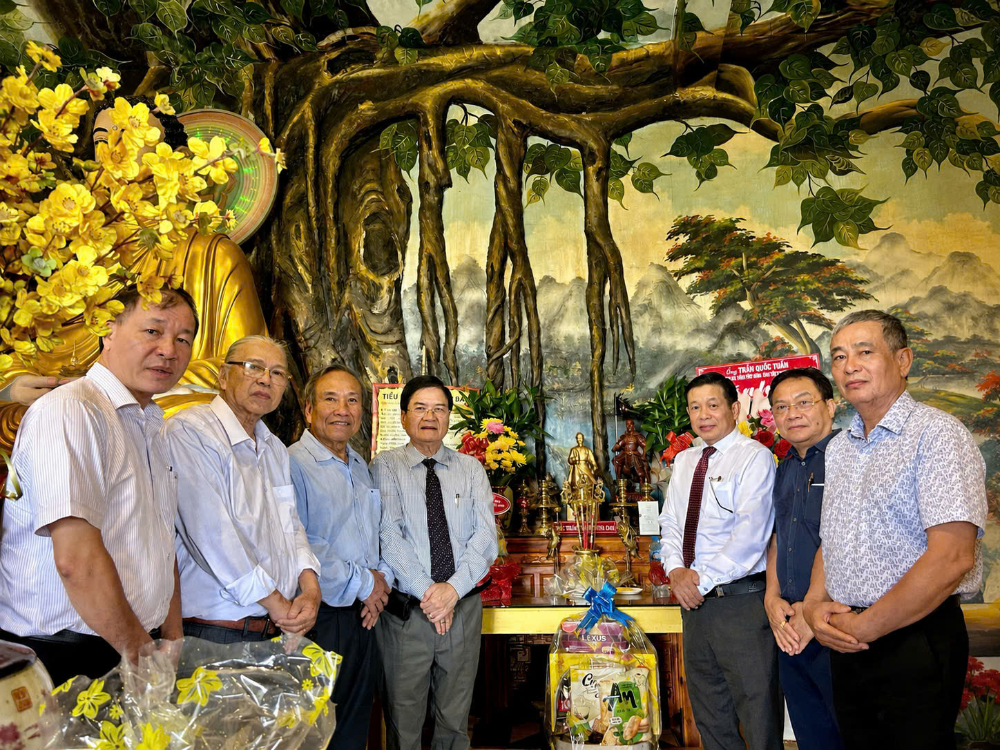 Tại Trung tâm thờ cúng Mạc tộc, tượng Đức Thánh Trần Hưng Đạo cũng được thờ cúng tại đây. 