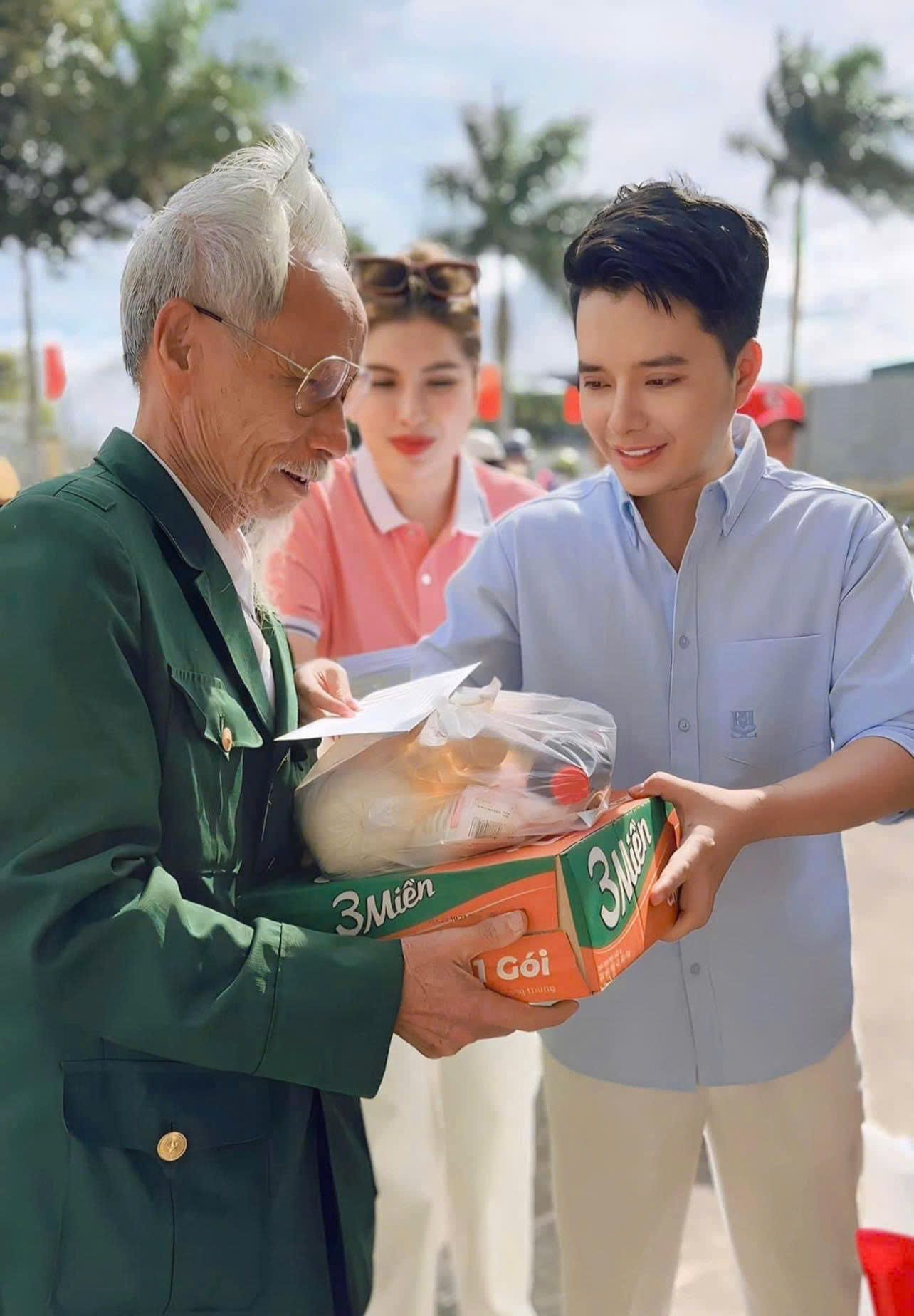 Anh Trần Văn Hiếu trao quà cho người dân
