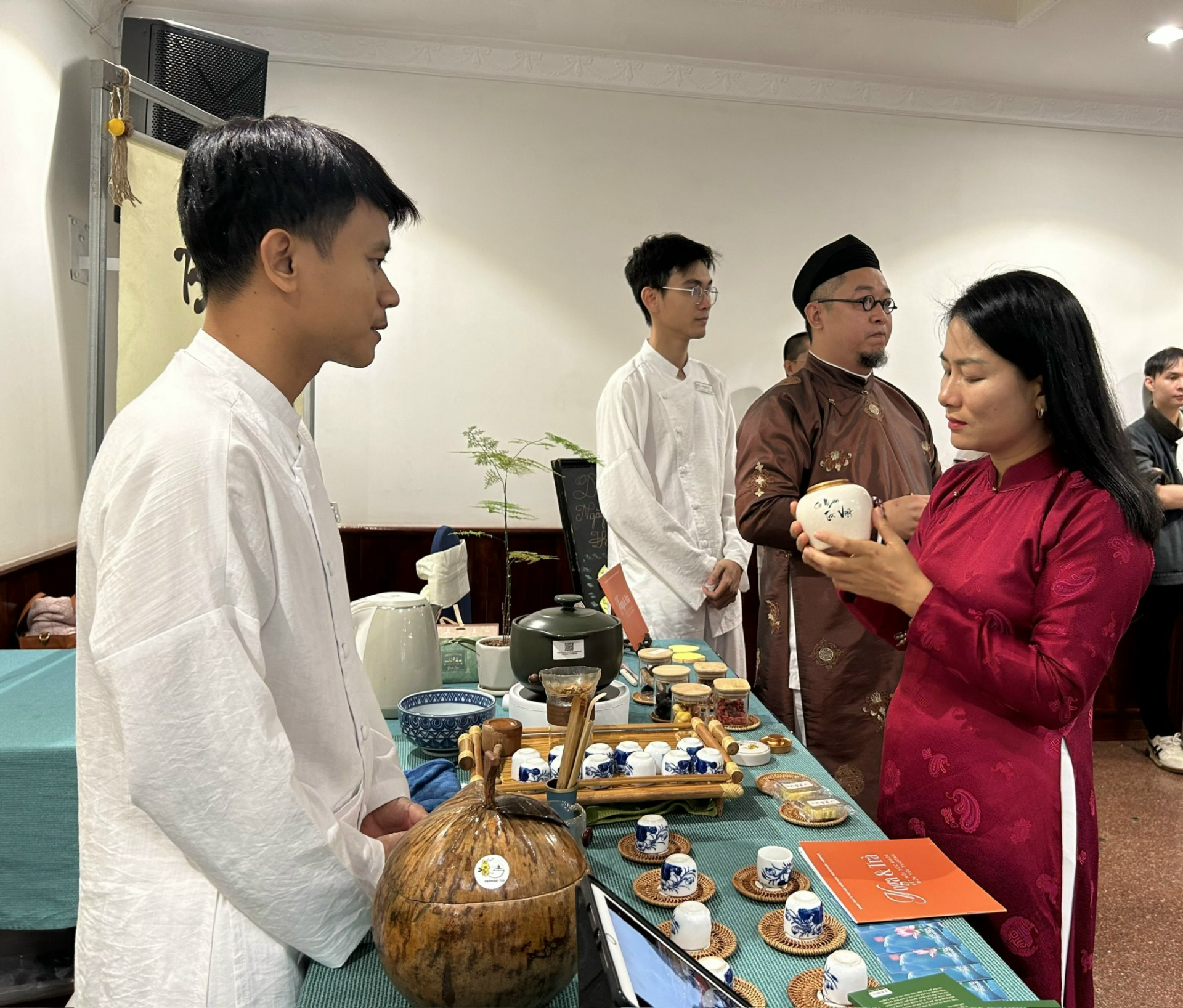 Nhiều gian hàng trà và các loại trà được giới thiệu đến người tiêu dùng. 