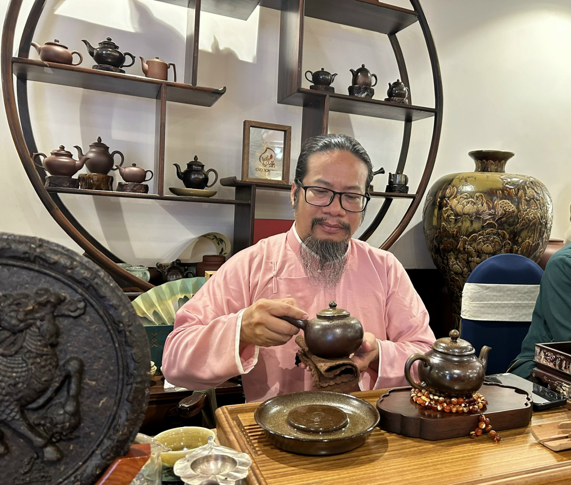 Dược tính của trà ngày càng được nhìn nhận dưới góc độ khoa học với các hợp chất sinh học hỗ trợ sức khỏe.
