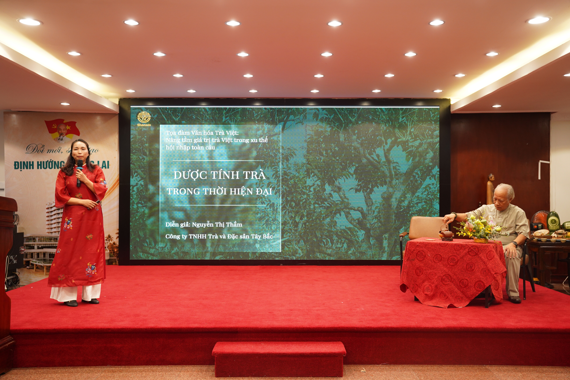 Bà Nguyễn Thị Thắm, CEO thương hiệu Trà Shanam chia sẻ về dược liệu trà tại sự kiện ra mắt Liên Chi hội Văn hóa Trà Việt Nam, Chi hội Văn hóa Trà TP.HCM và Chi hội Văn hóa Trà Đà Nẵng.