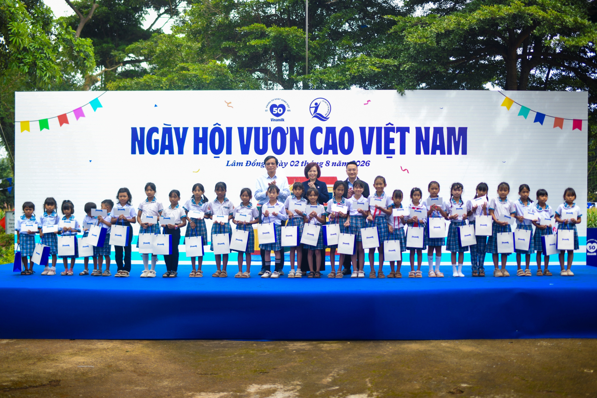Từ trái sang: ông Nguyễn Hạnh Phúc - Chủ tịch Hội đồng quản trị Vinamilk; bà Bùi Thị Hương - Giám đốc điều hành Vinamilk và ông Hoàng Anh Tuấn - Phó Bí thư Thường trực Đảng uỷ xã Hiệp Thạnh trao tặng những phần học bổng Vinamilk đến cho các em học sinh Trường Tiểu học An Hiệp (Ảnh: Hải An).