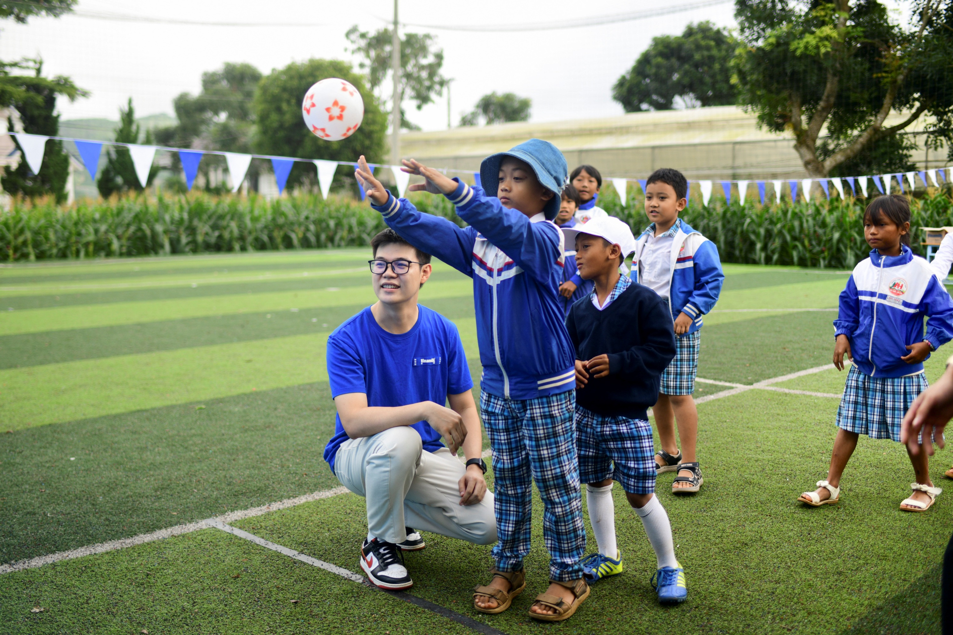 Các bé hào hứng tham gia các trò chơi vận động, tìm hiểu kiến thức bổ ích trong khuôn viên ngày hội (Ảnh: Hải An).