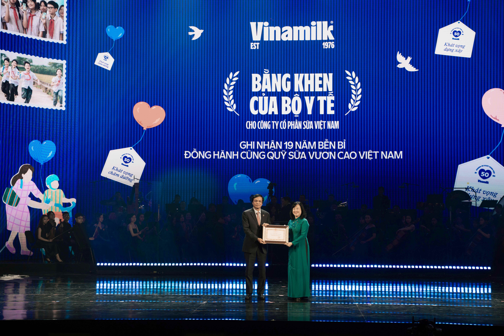 Ông Nguyễn Hạnh Phúc - Chủ tịch Hội đồng Quản trị Vinamilk - đón nhận Bằng khen của Bộ Y tế từ Bộ trưởng Đào Hồng Lan tại chương trình nghệ thuật đặc biệt