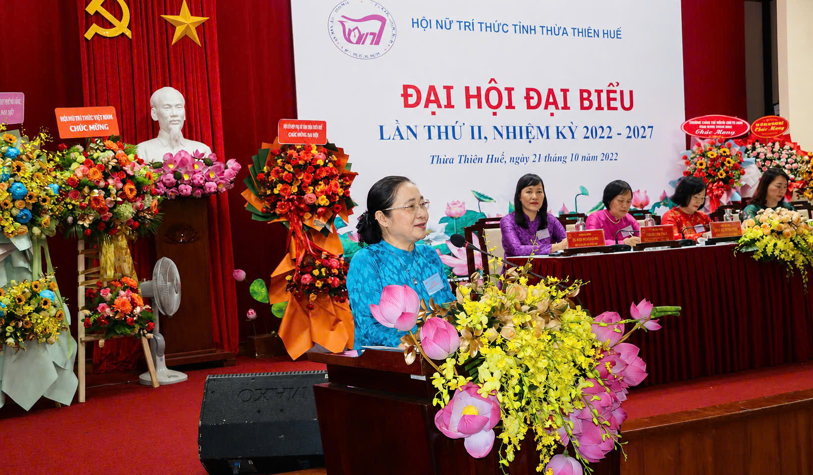 Bà Hoàng Thị Ái Nhiên, nguyên Phó Chủ tịch Thường trực Hội Liên hiệp Phụ nữ Việt Nam, Phó Chủ tịch Hội Nữ trí thức Việt Nam.