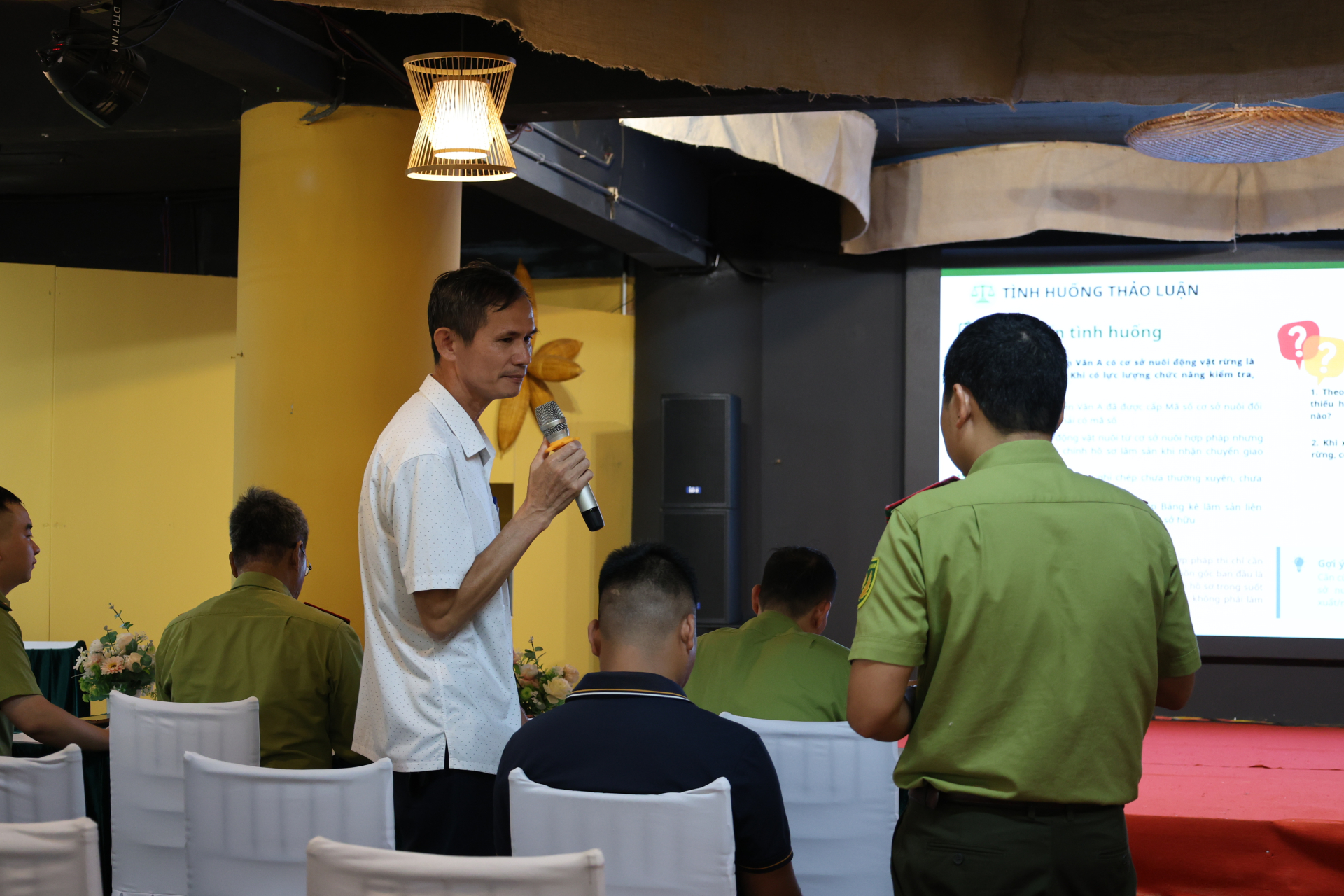 Người dân hỏi đáp tại sự kiện