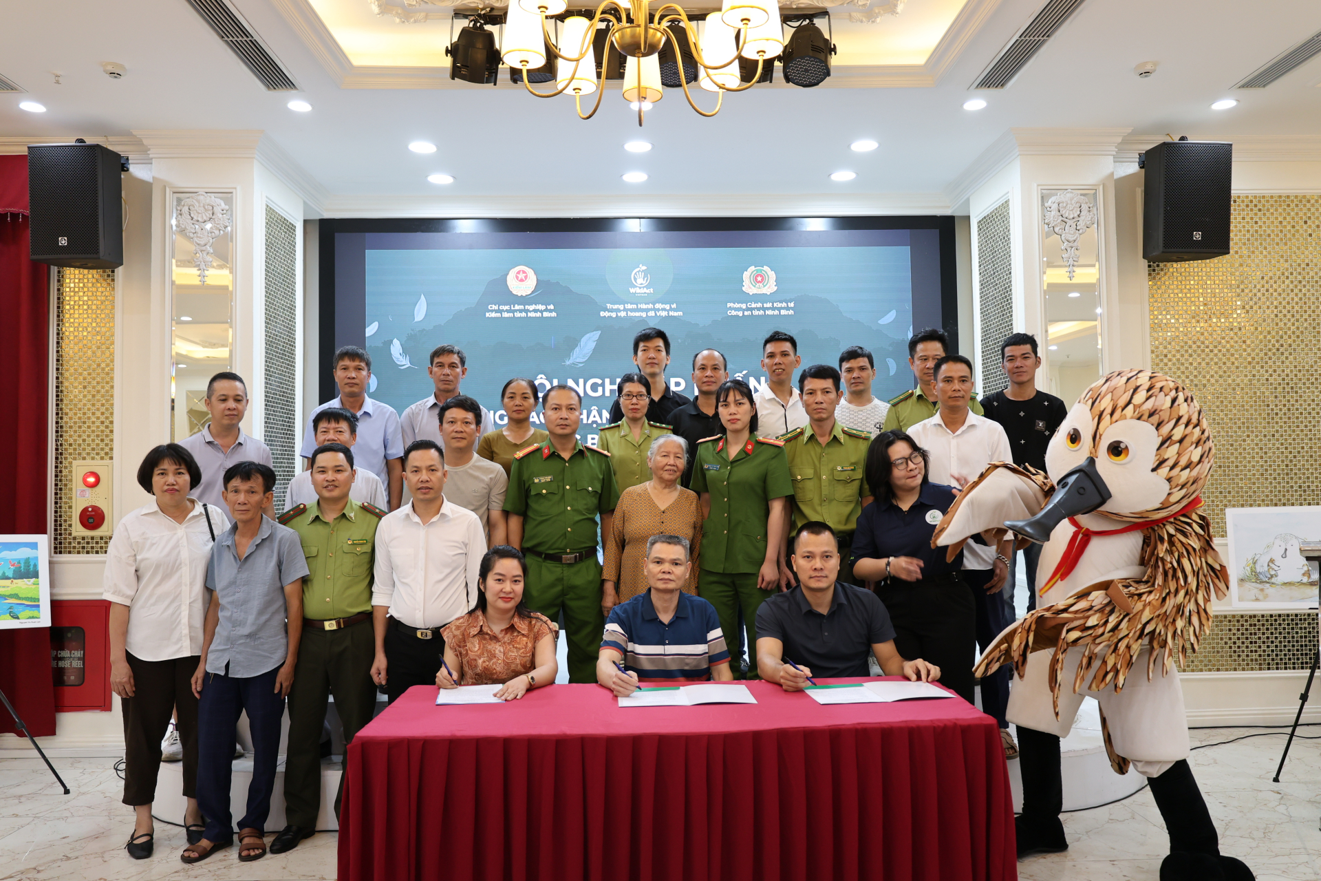 Người dân tham gia ký cam kết không thực hiện các hành vi vi phạm pháp luật về động vật hoang dã