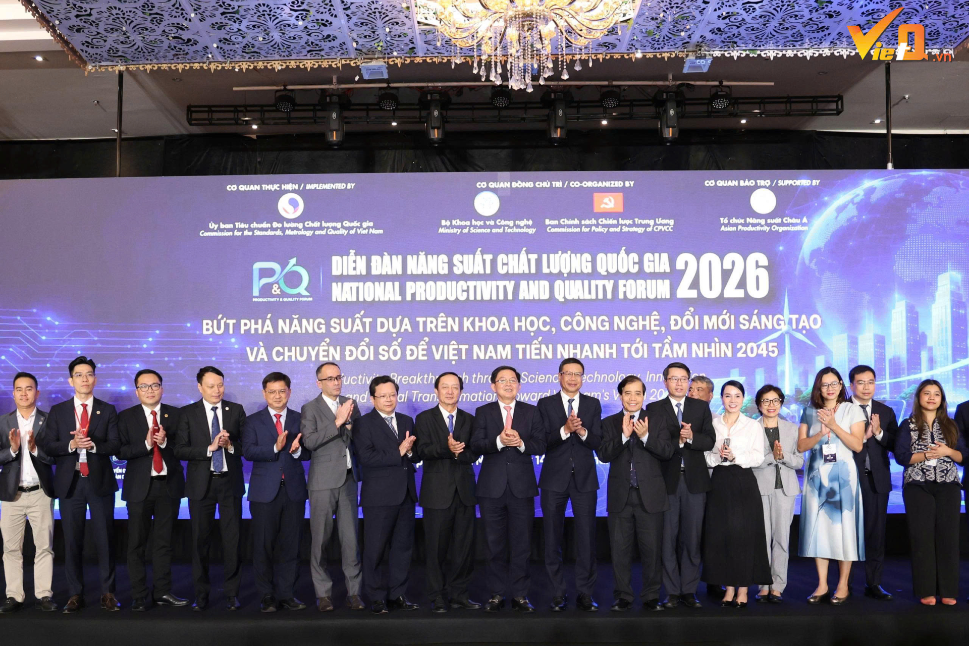 Phó Thủ tướng Hồ Quốc Dũng chụp ảnh cùng các đại biểu tham dự Diễn đàn.