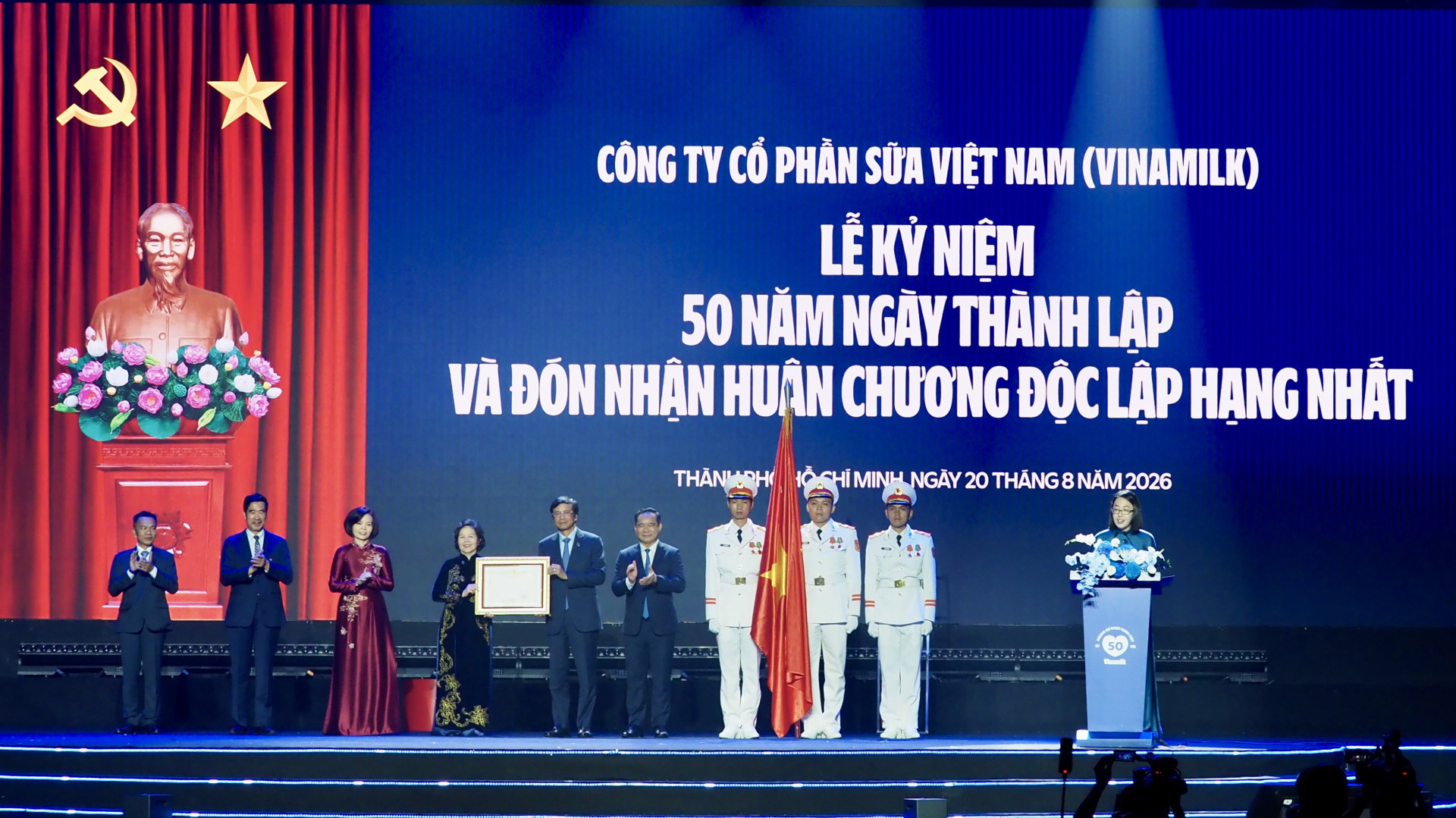 Ông Nguyễn Văn Được, Ủy viên BCH Trung ương Đảng, Phó Bí thư Thành ủy, Chủ tịch UBND TP.HCM trao Huân chương Độc lập hạng Nhất cho Vinamilk. Ảnh: Vi Nam.