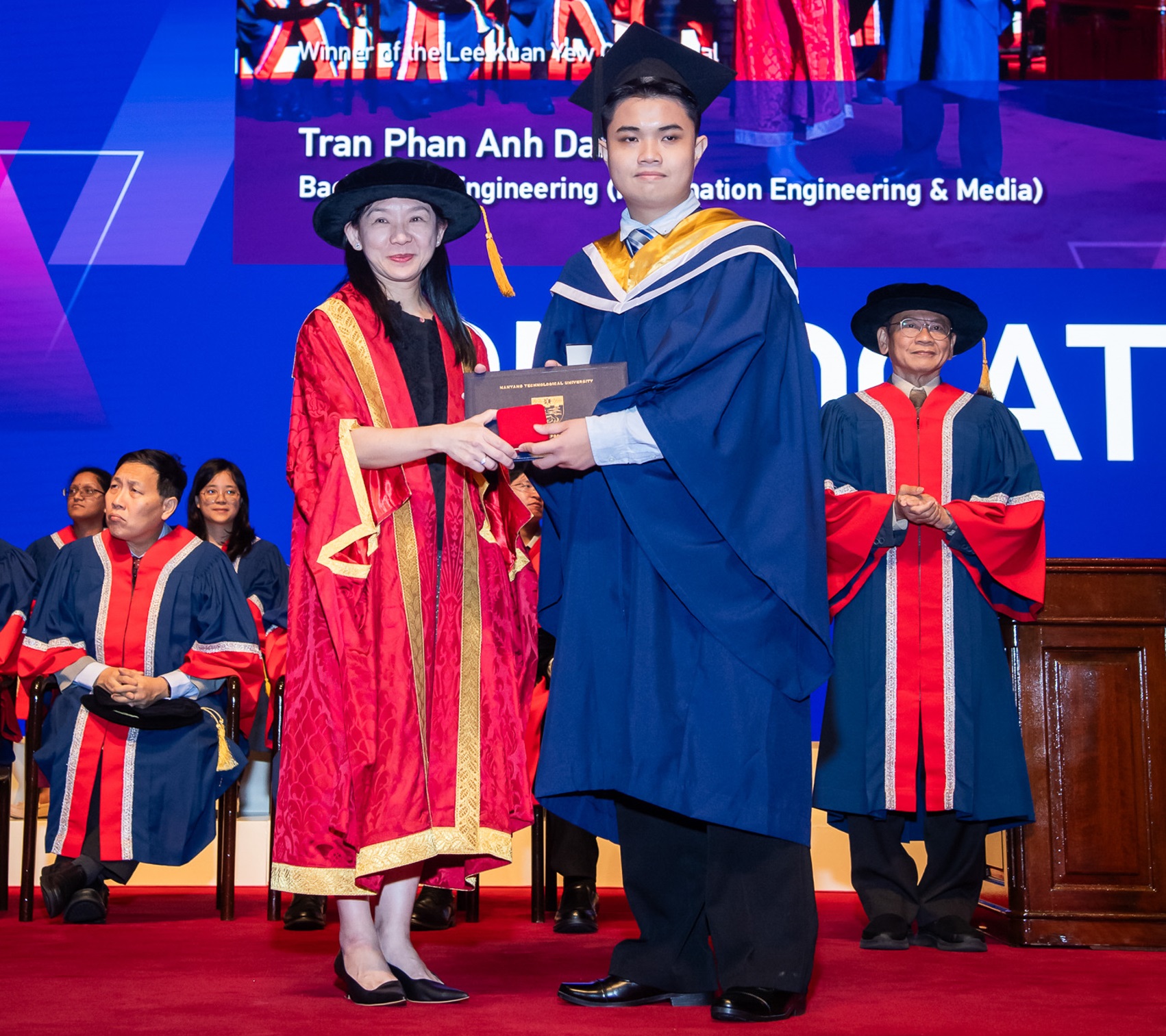 Trần Phan Anh Danh, tốt nghiệp thủ khoa ngành Information Engineering & Media tại Đại học Công nghệ Nanyang (NTU), Singapore và được trao Huy chương Vàng Lý Quang Diệu.