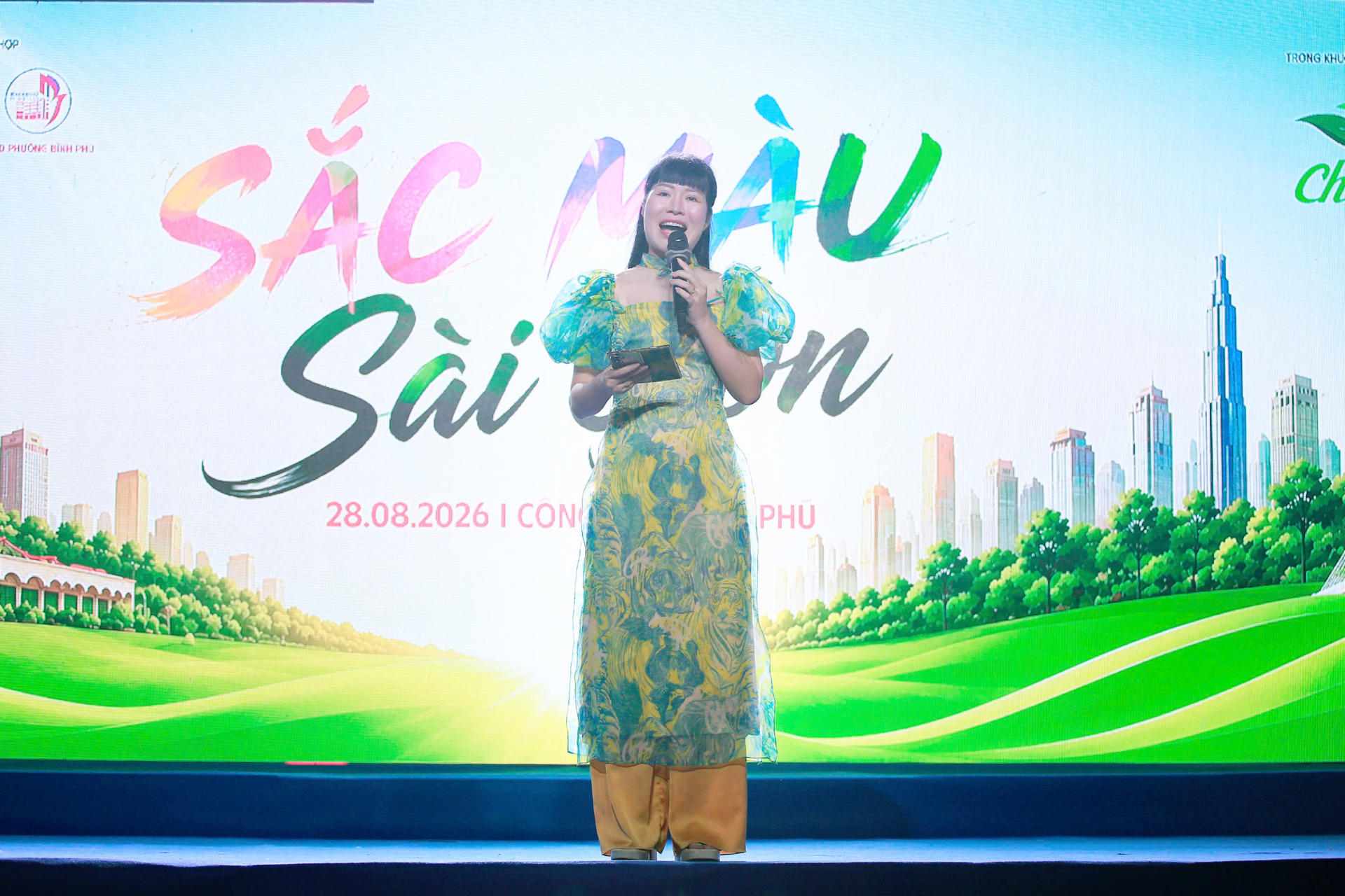 MC Thi Thảo người dẫn dắt chương trình “Sắc màu Sài Gòn”.