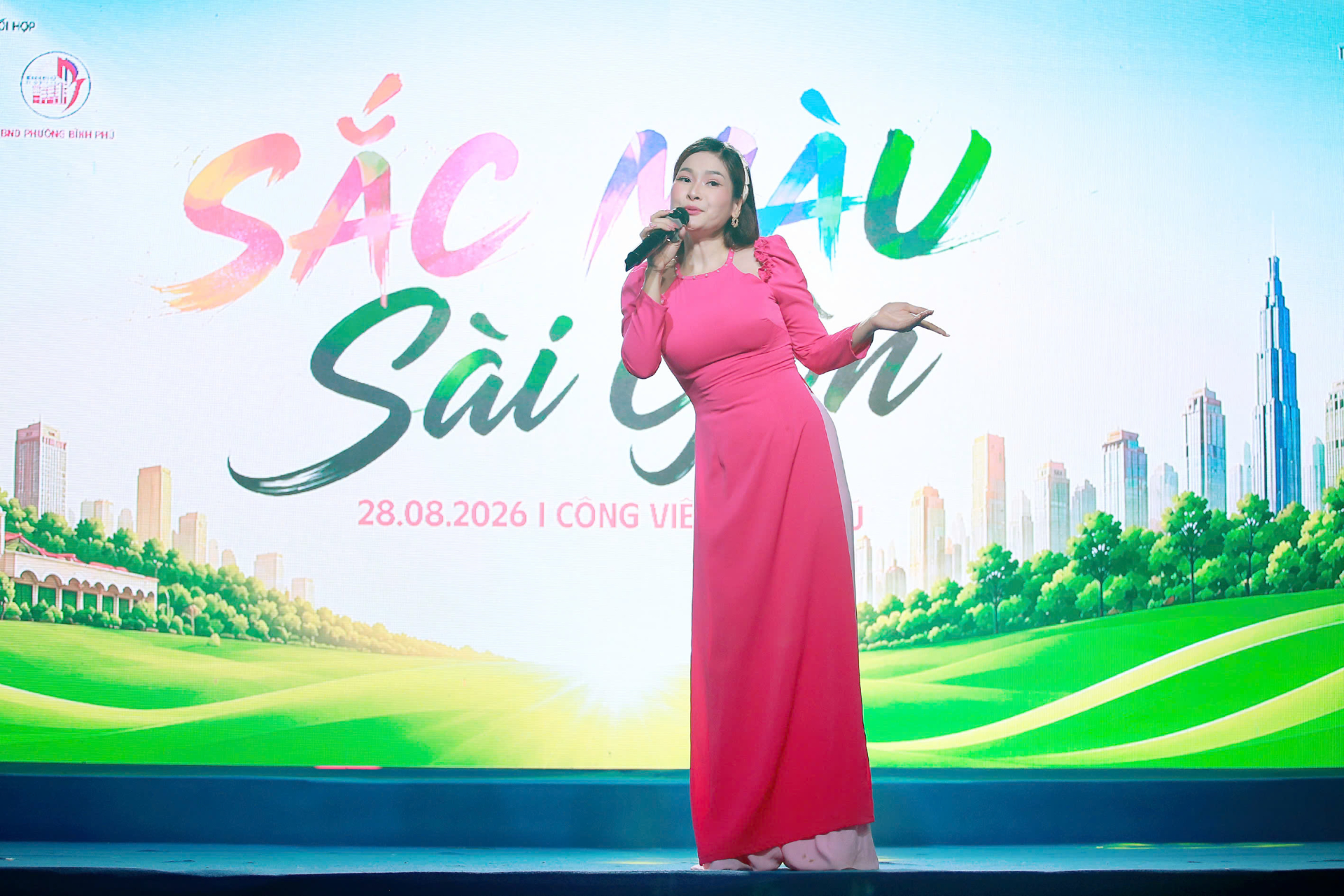 Ca sĩ Hoàng Ái My biểu diễn và giao lưu cùng khán giả tại chương trình.