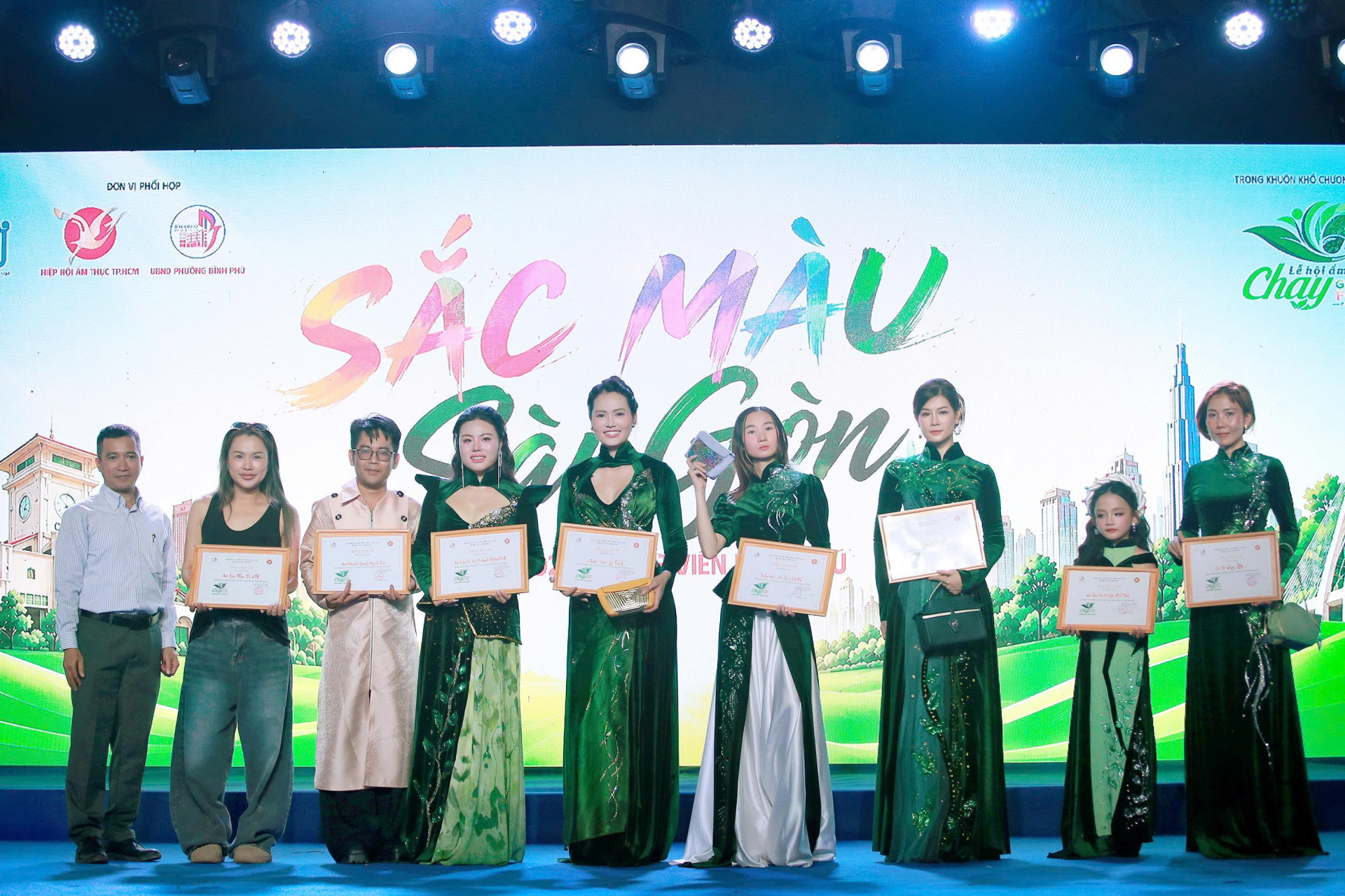 Nhà thiết kế Lê Minh Phú mang đến sân khấu bộ sưu tập đặc biệt, nơi thời trang gặp gỡ cảm hứng về thành phố.