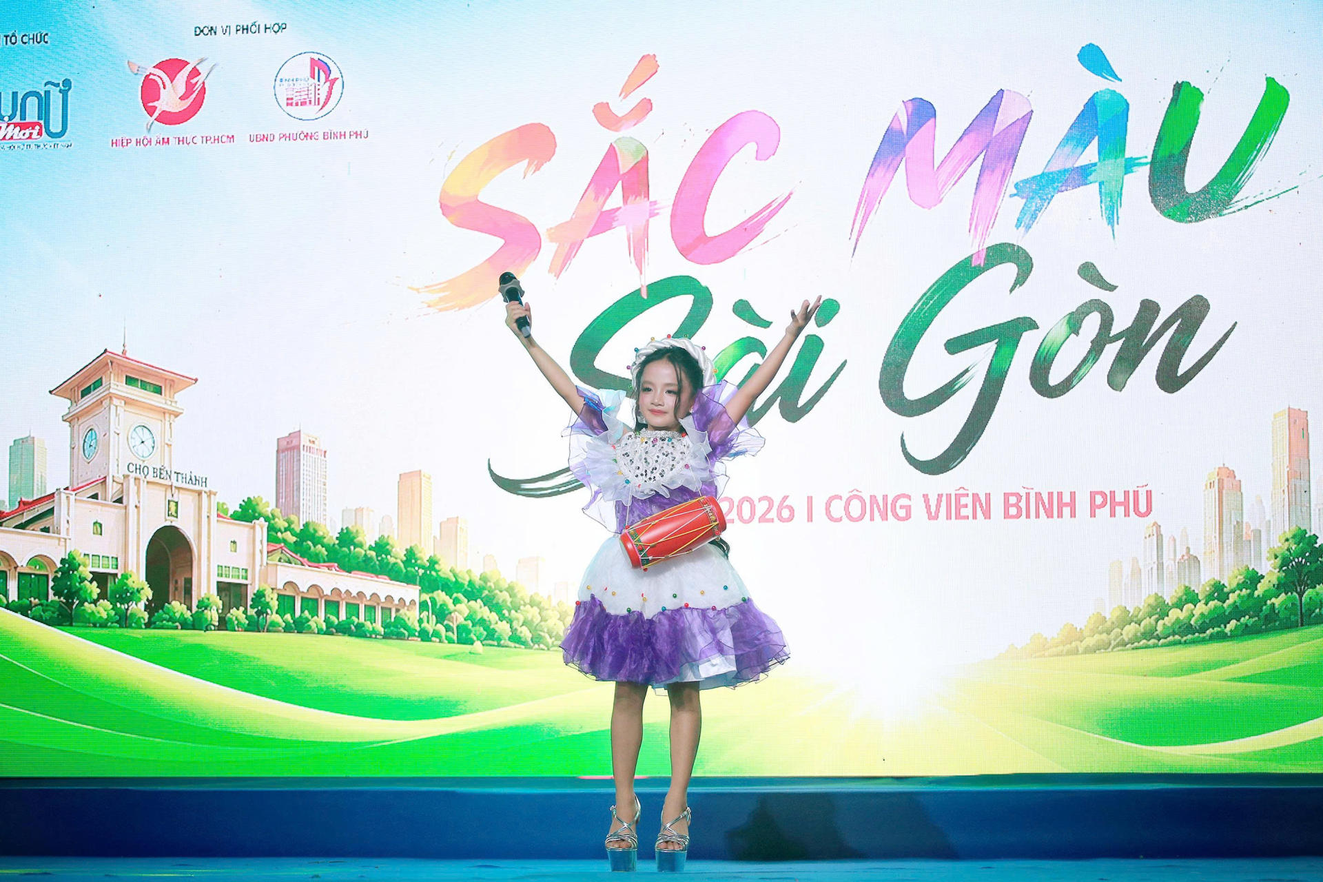 Chương trình còn gây ấn tượng với nhiều tiết mục của các ca sĩ nhí.