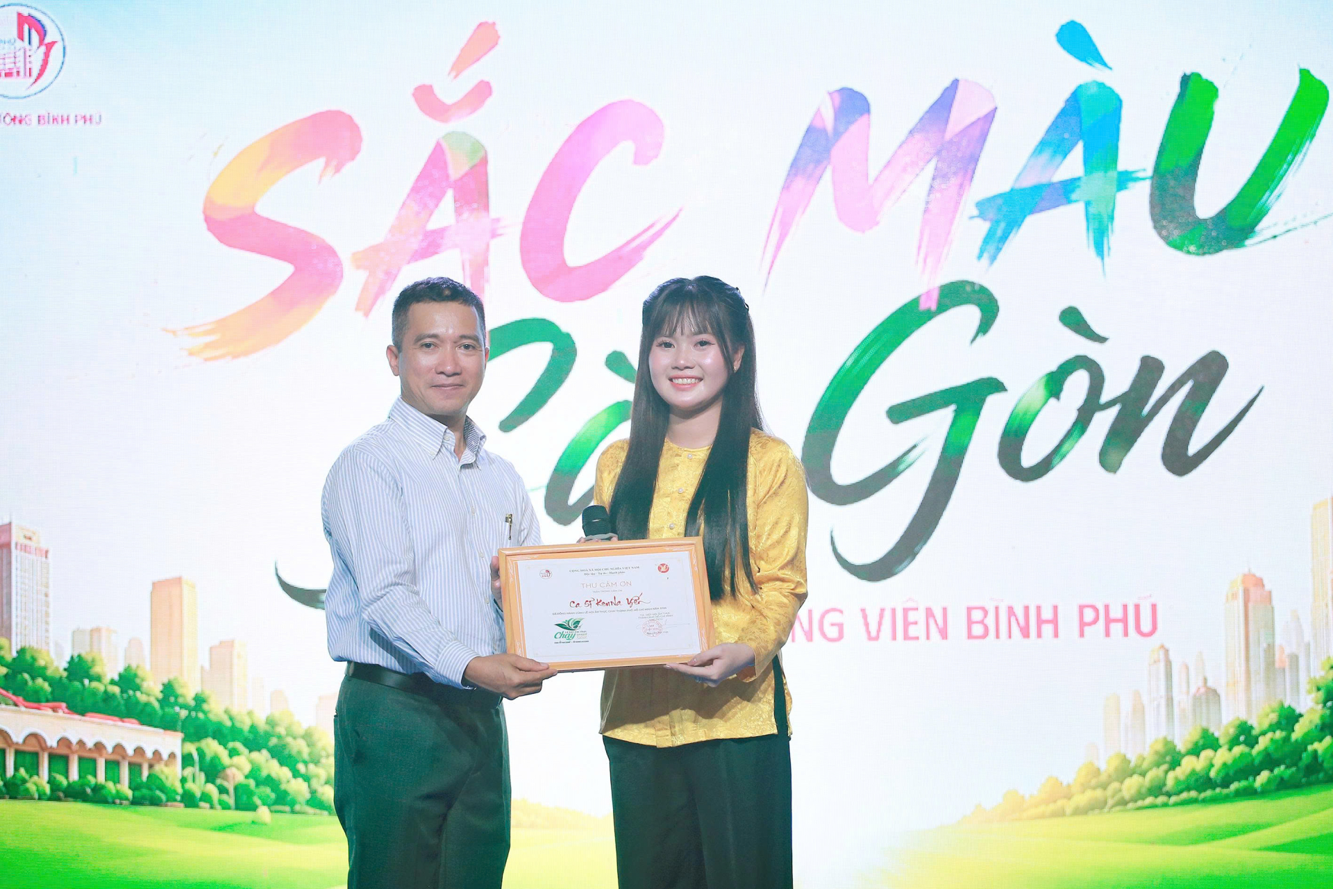 Tạp chí Phụ nữ Mới tri ân các ca sĩ biểu diễn tại chương trình.