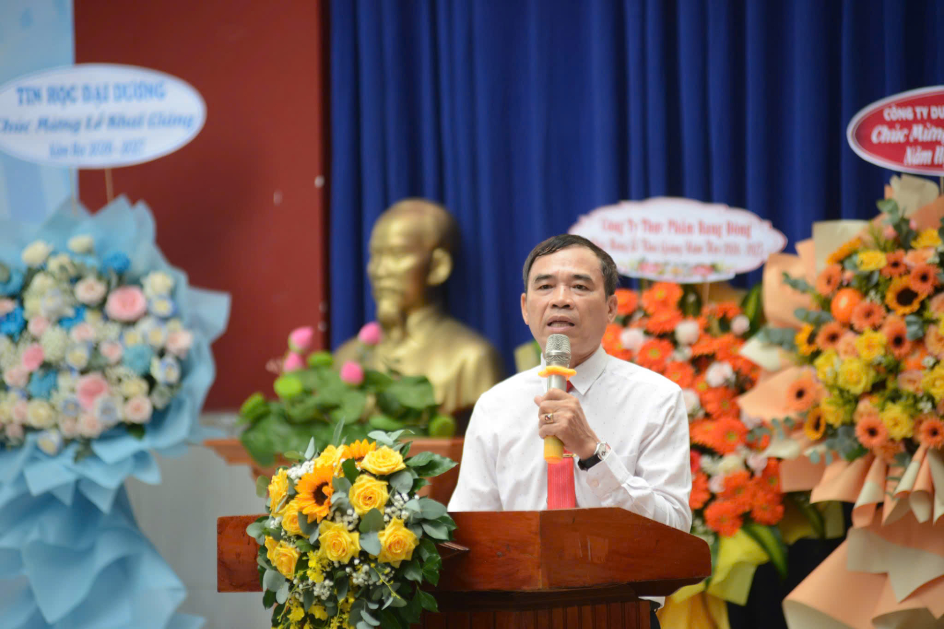 Thầy Hoàng Sơn Hải, Hiệu trưởng Trường Tiểu học - THCS - THPT Chu Văn An. Ảnh: Mạnh Linh.