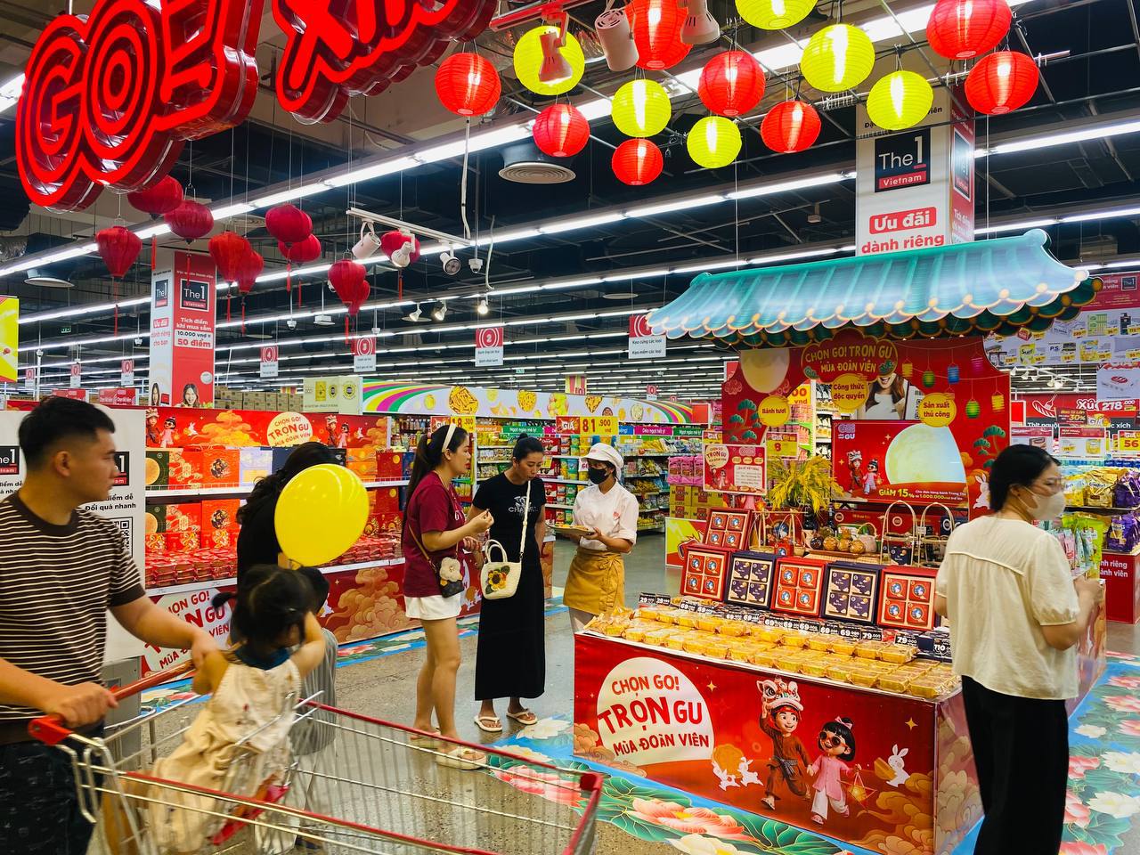 Người tiêu dùng trải nghiệm bánh Trung Thu tại GO!