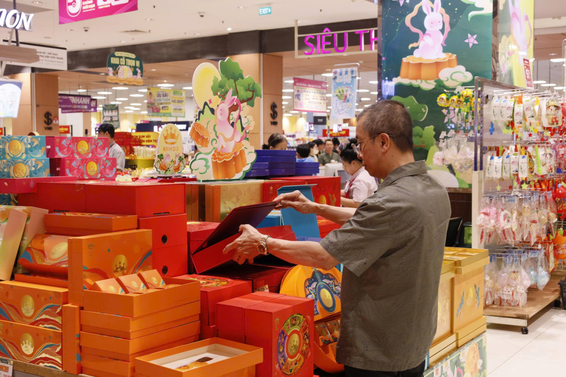 Người tiêu dùng mua bánh trung thu tại siêu thị.