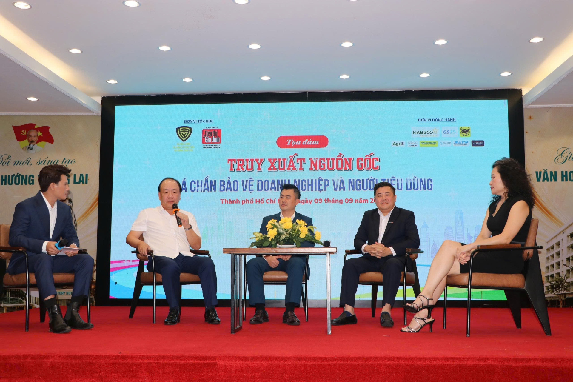 Ông Trần Hữu Linh - Cục trưởng Cục Quản lý và Phát triển thị trường trong nước, Bộ Công Thương cùng các chuyên gia chia sẻ tại Tọa đàm “Truy xuất nguồn gốc - Lá chắn bảo vệ doanh nghiệp và người tiêu dùng”.