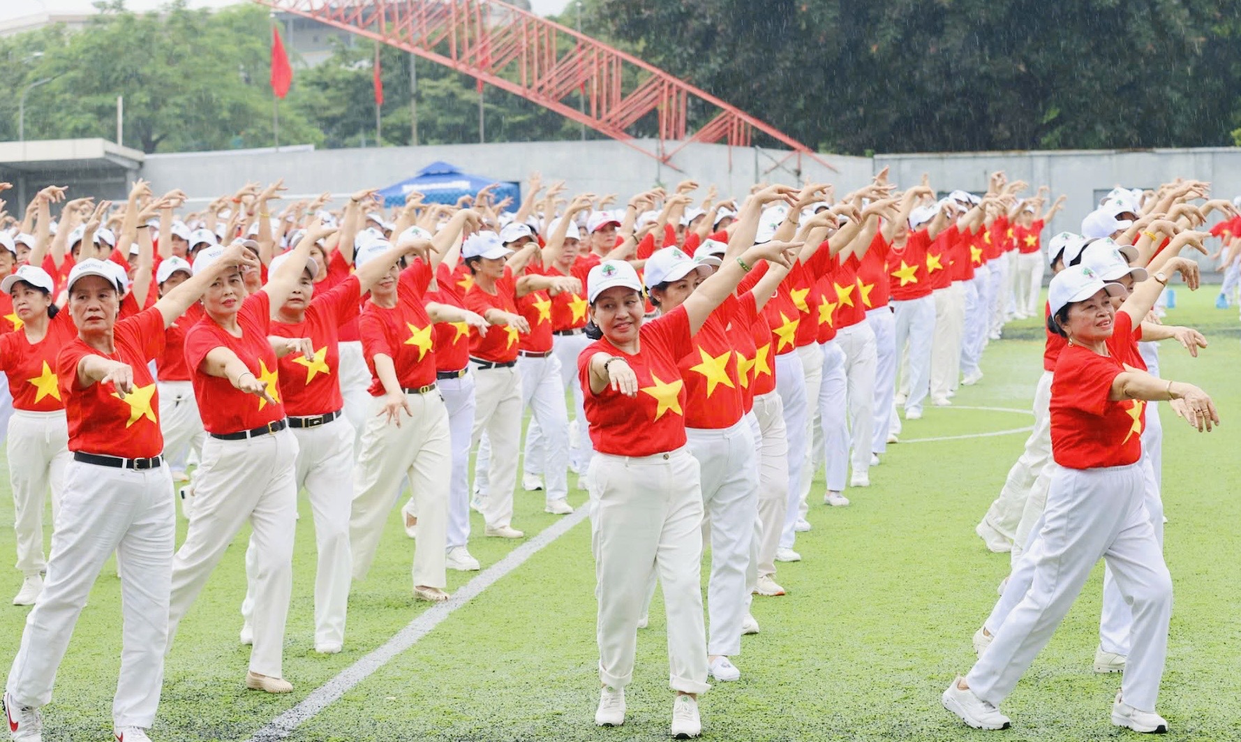 Hơn 2.000 người cao tuổi cùng lan tỏa tinh thần “Chủ động sống khỏe - Rực rỡ tuổi hoàng kim” tại Hà Nội. Ảnh: Vi Nam.