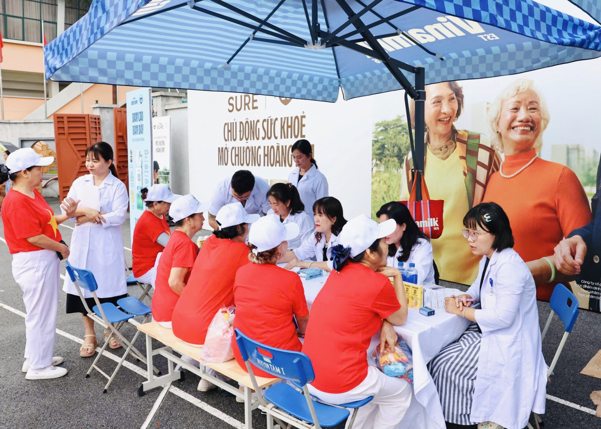 Người cao tuổi được thăm khám, tư vấn sức khỏe và dinh dưỡng tại chương trình. Ảnh: Vi Nam.