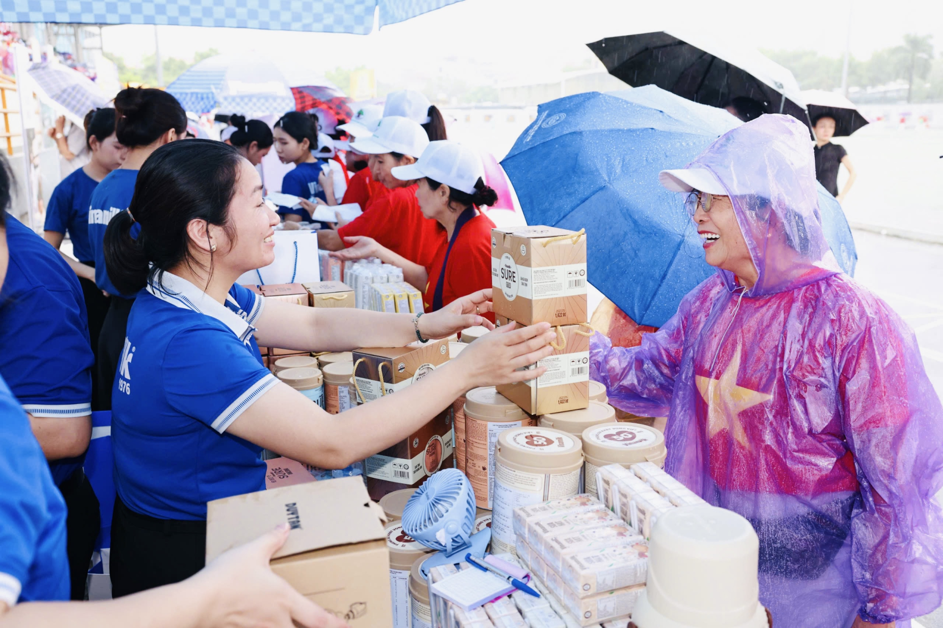 Người cao tuổi trải nghiệm các sản phẩm dinh dưỡng Vinamilk Sure tại sự kiện. Ảnh: Vi Nam.