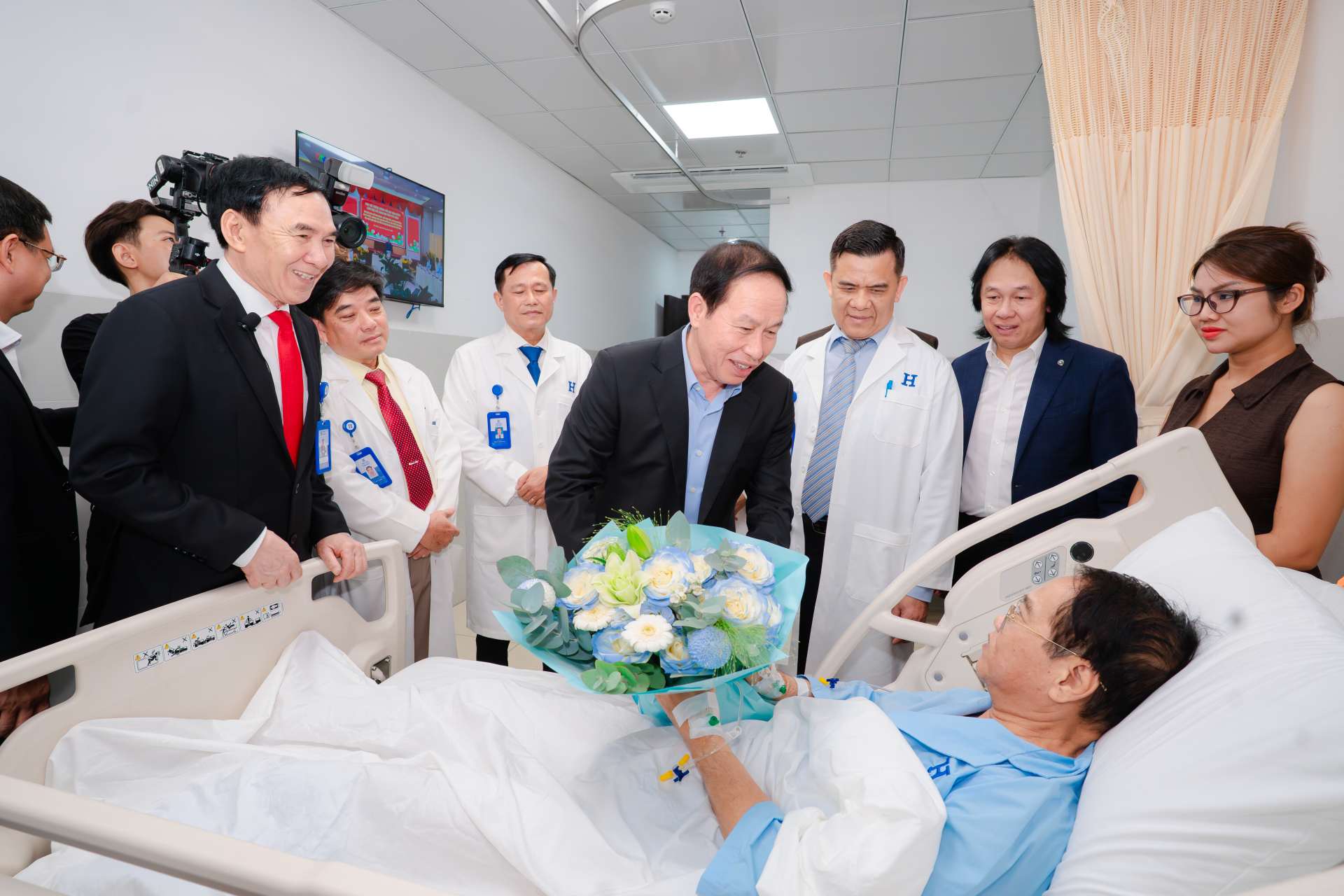 Phó Thủ tướng Chính phủ Lê Tiến Châu ân cần thăm hỏi người bệnh đang điều trị tại Bệnh viện Đại học Quốc tế Hồng Bàng.
