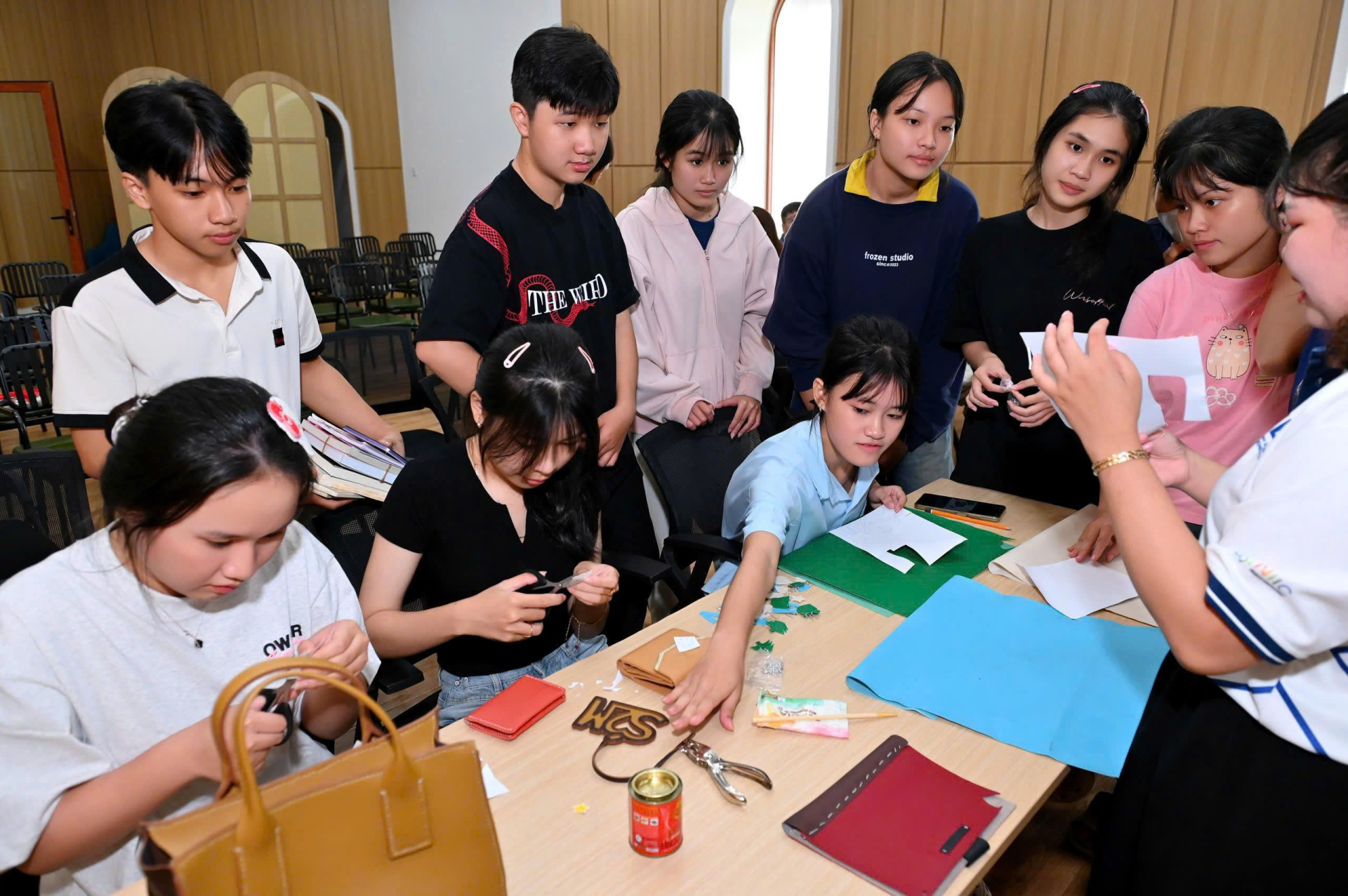 Các bạn trẻ trải nghiệm làm đồ thủ công từ da sinh học từ vỏ xoài.