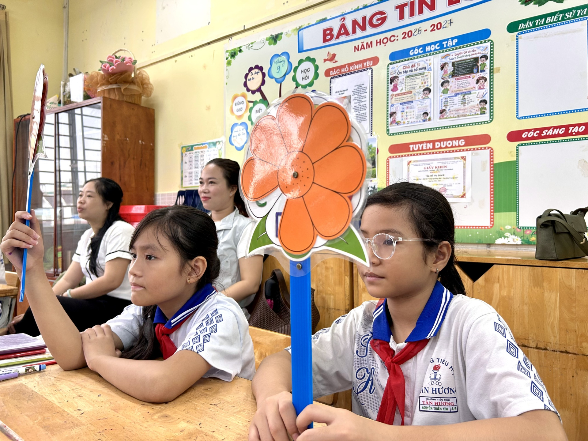 Phụ Huynh dự giờ tiết học cùng con. Ảnh: Cẩm Viên.