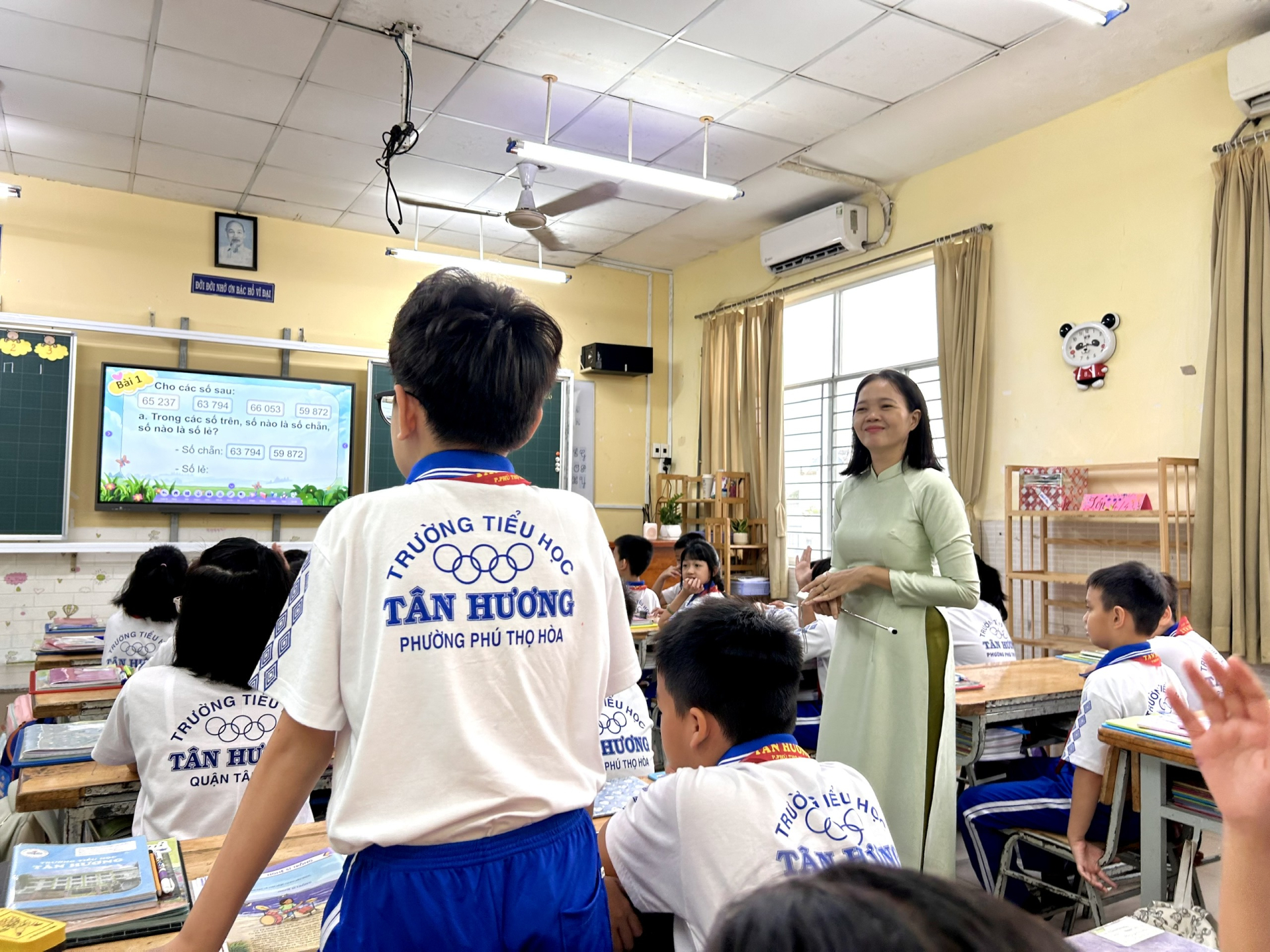 Tham gia lớp học mở phụ huynh được nhìn thấy các con học tập phát biểu xây dựng bài cùng giáo viên. Ảnh: Cẩm Viên.