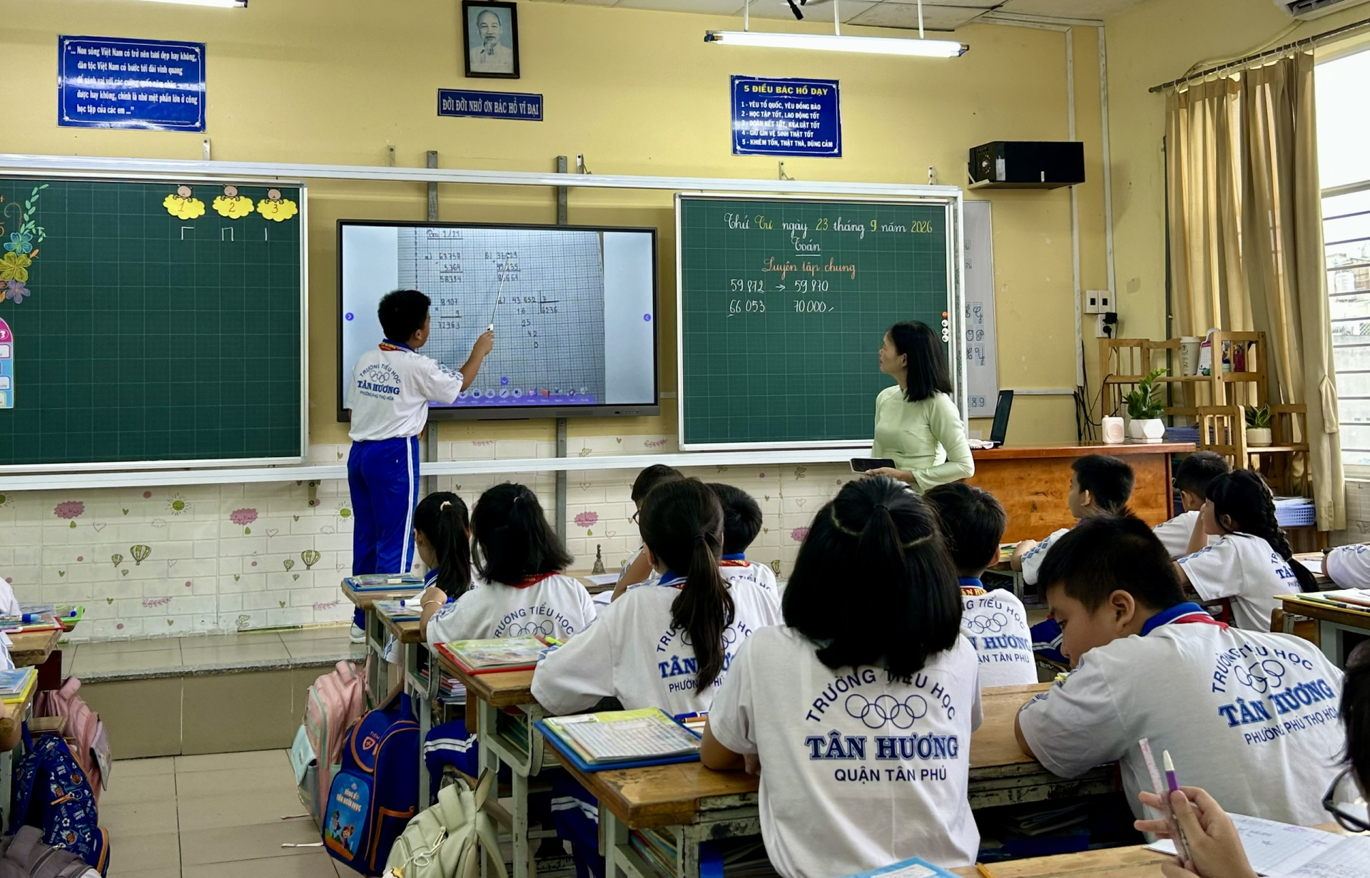 Ứng dụng công nghệ vào giảng dạy, bài của học sinh được sửa trực tiếp ngay tại lớp. Ảnh: Cẩm Viên.