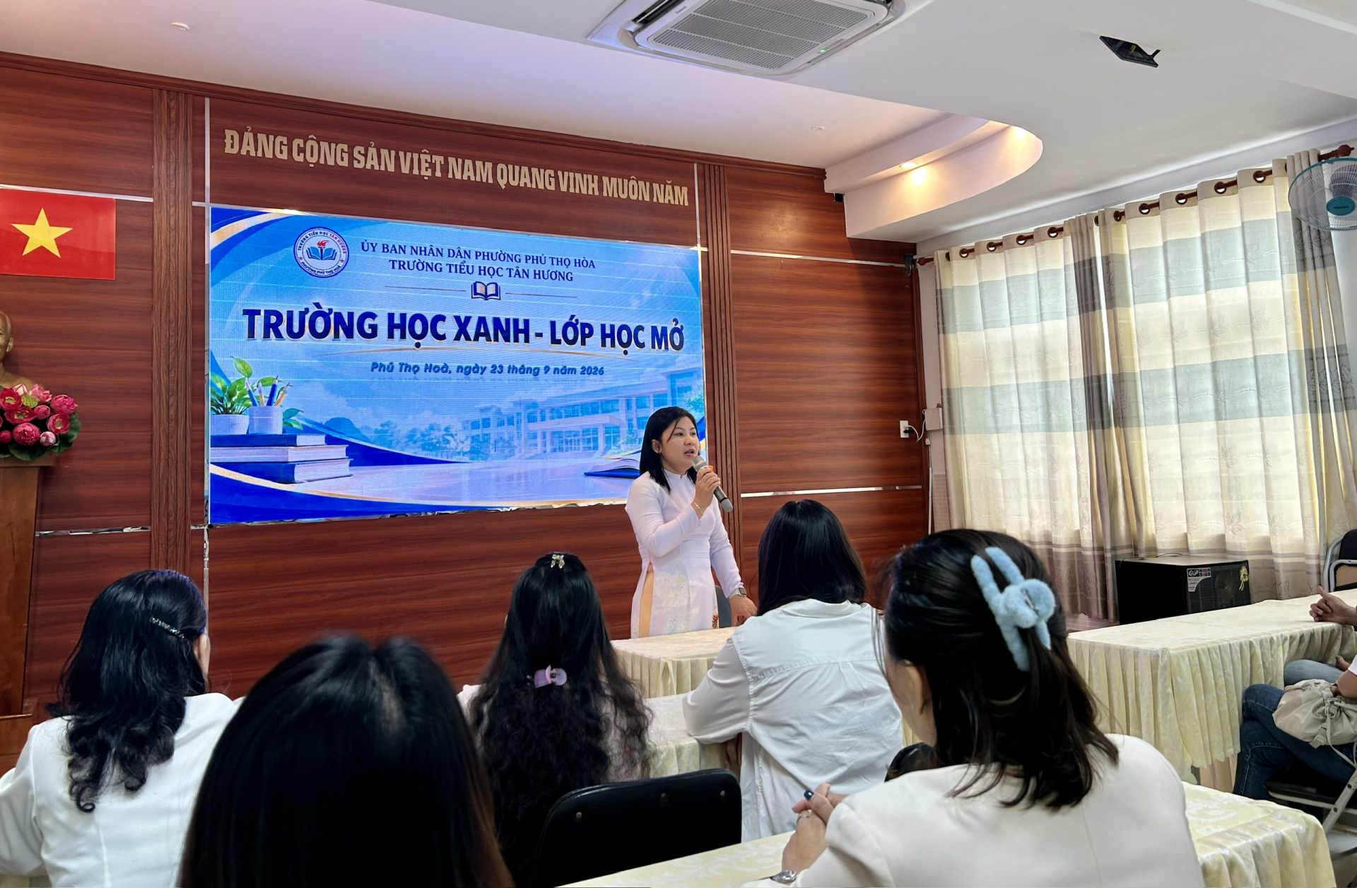Cô Hồ Trần Thanh Trúc, Phó Hiệu trưởng Trường Tiểu học Tân Hương cho biết nhà trường công khai chất lượng dạy và học đến phụ huynh để cùng nhau góp ý nâng cao chất lượng dạy và học. Ảnh: Cẩm Viên.