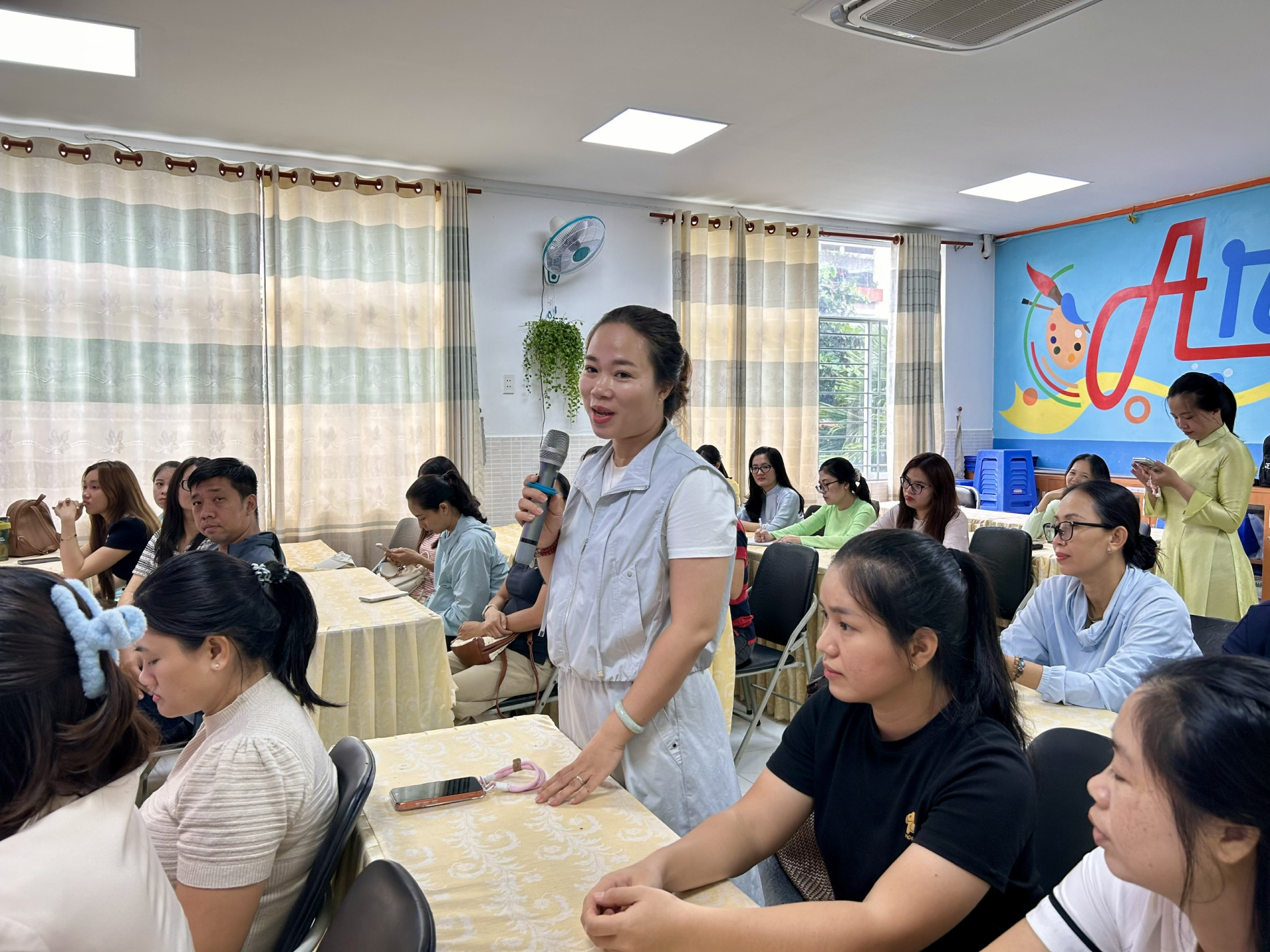 Sau buổi dự giờ lớp học, phụ huynh đã có những phát biểu và góp ý cho nhà trường. Ảnh: Cẩm Viên.